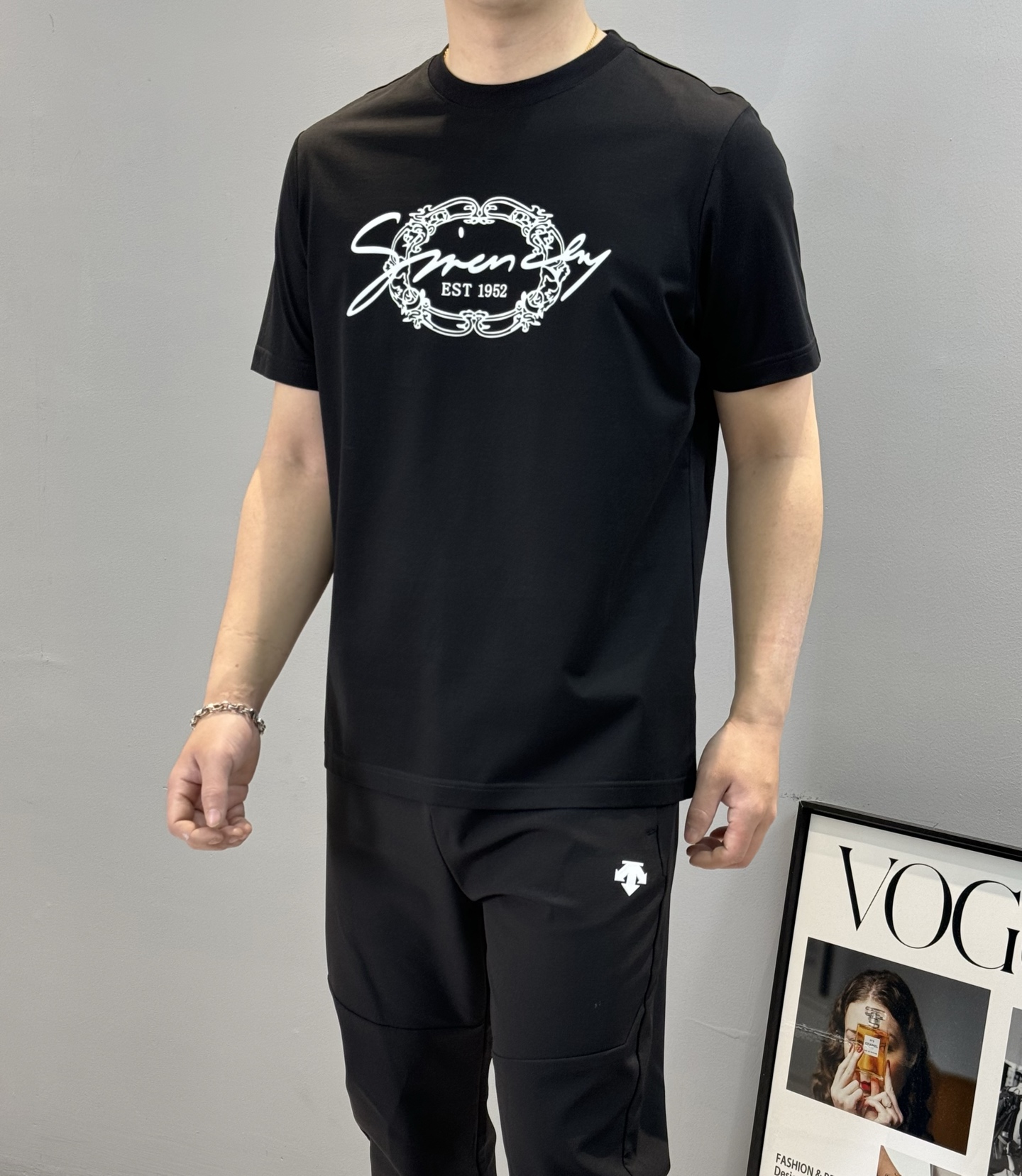 
Givench*y纪梵-希25s夏季圆领短袖.极为难得的款式，采用190g丝光棉面料，贴身体感非常舒适