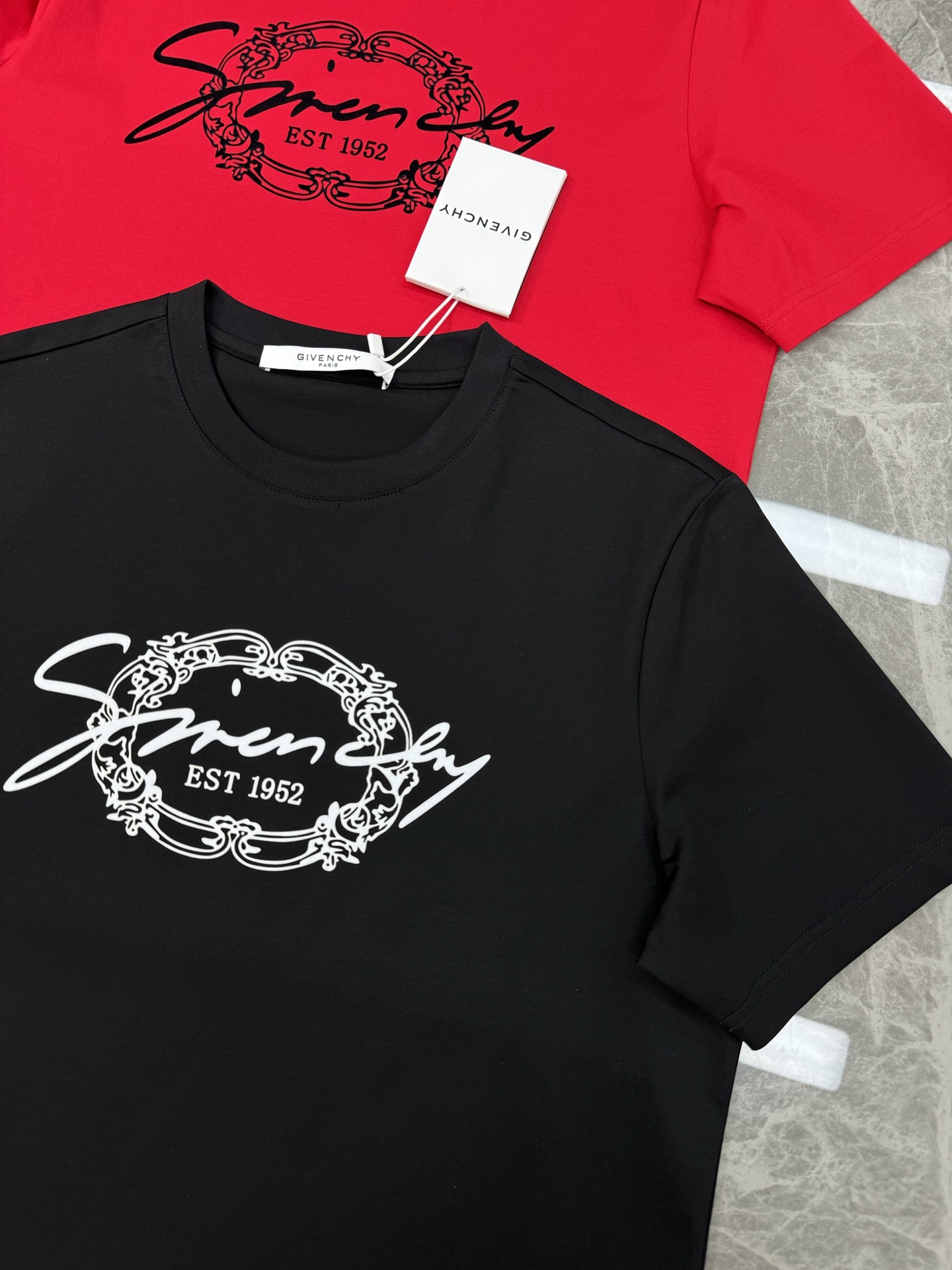 
Givench*y纪梵-希25s夏季圆领短袖.极为难得的款式，采用190g丝光棉面料，贴身体感非常舒适