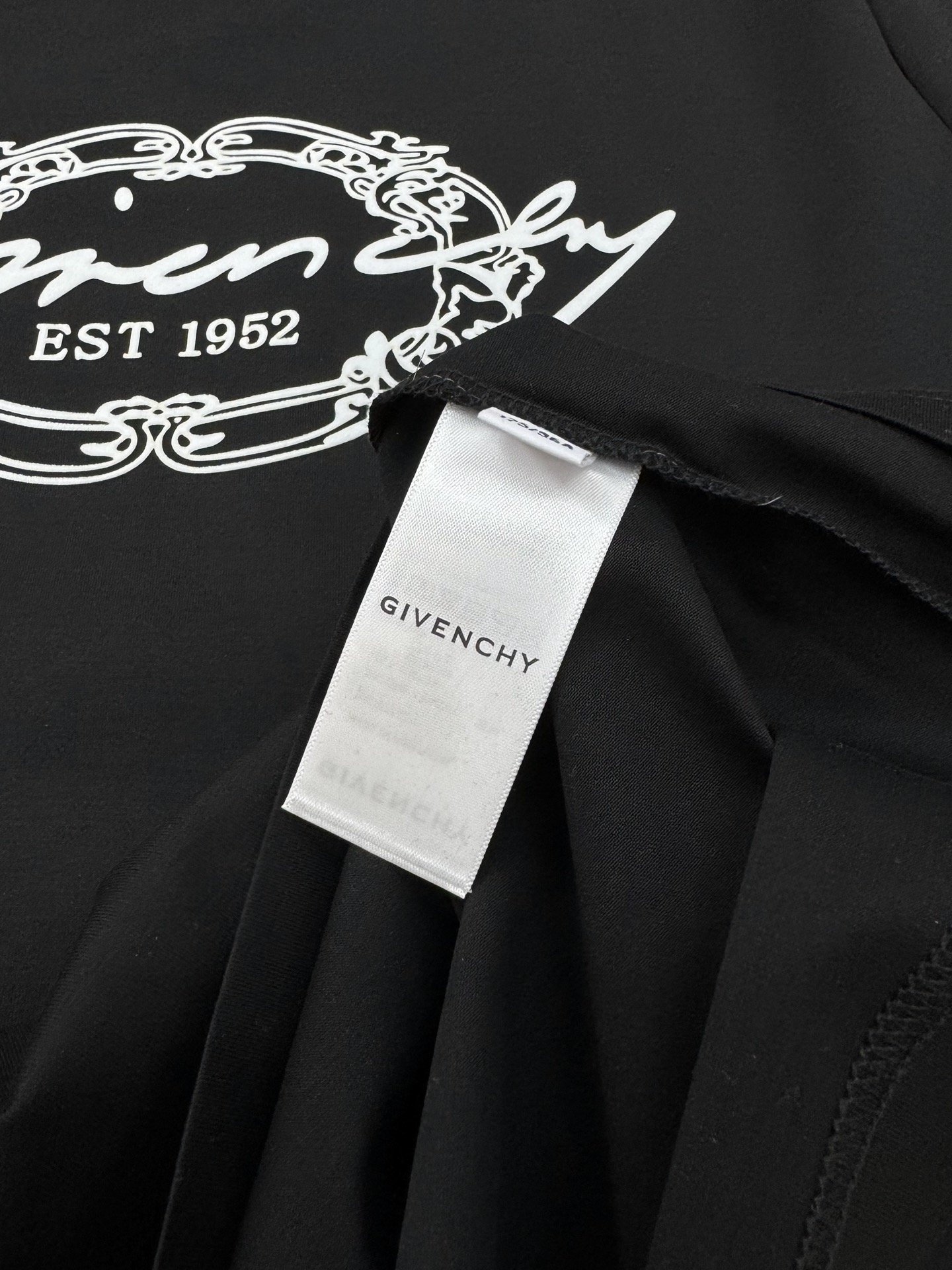 
Givench*y纪梵-希25s夏季圆领短袖.极为难得的款式，采用190g丝光棉面料，贴身体感非常舒适