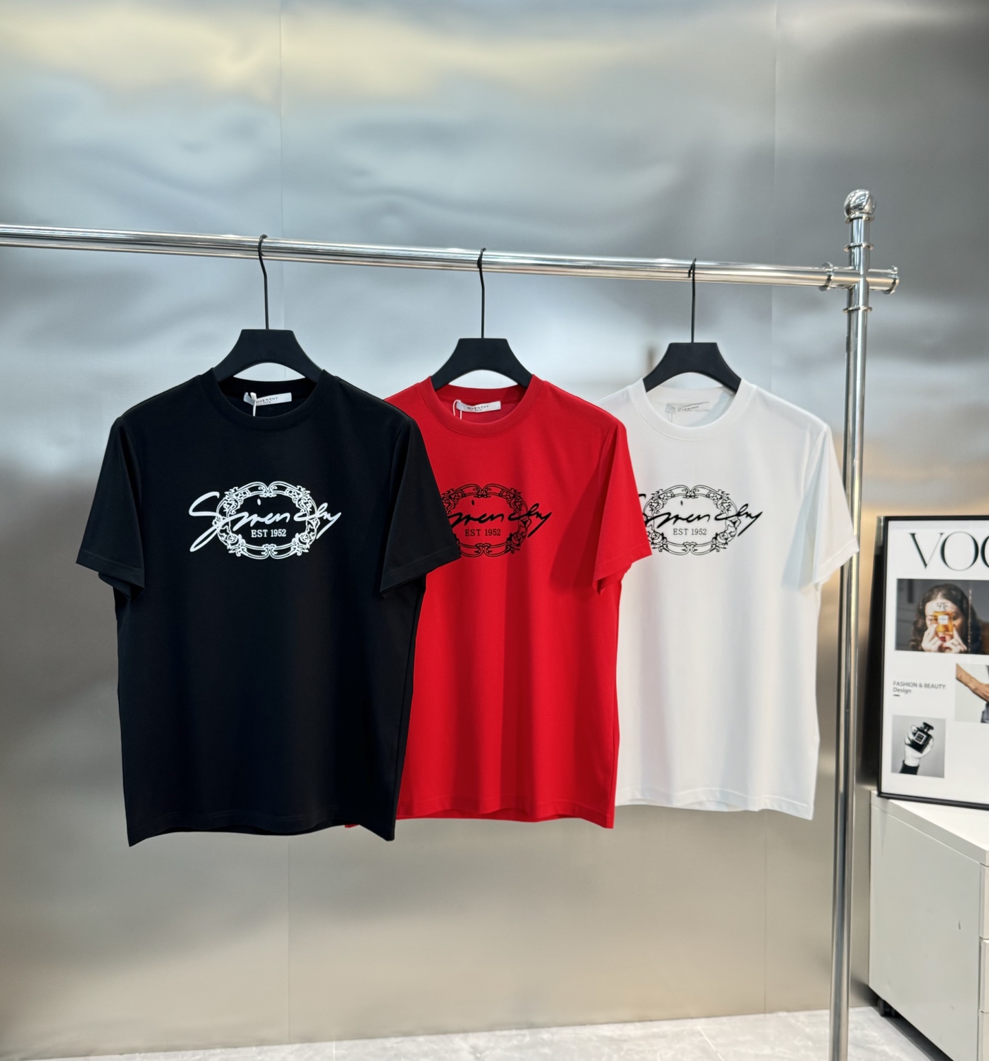 
Givench*y纪梵-希25s夏季圆领短袖.极为难得的款式，采用190g丝光棉面料，贴身体感非常舒适