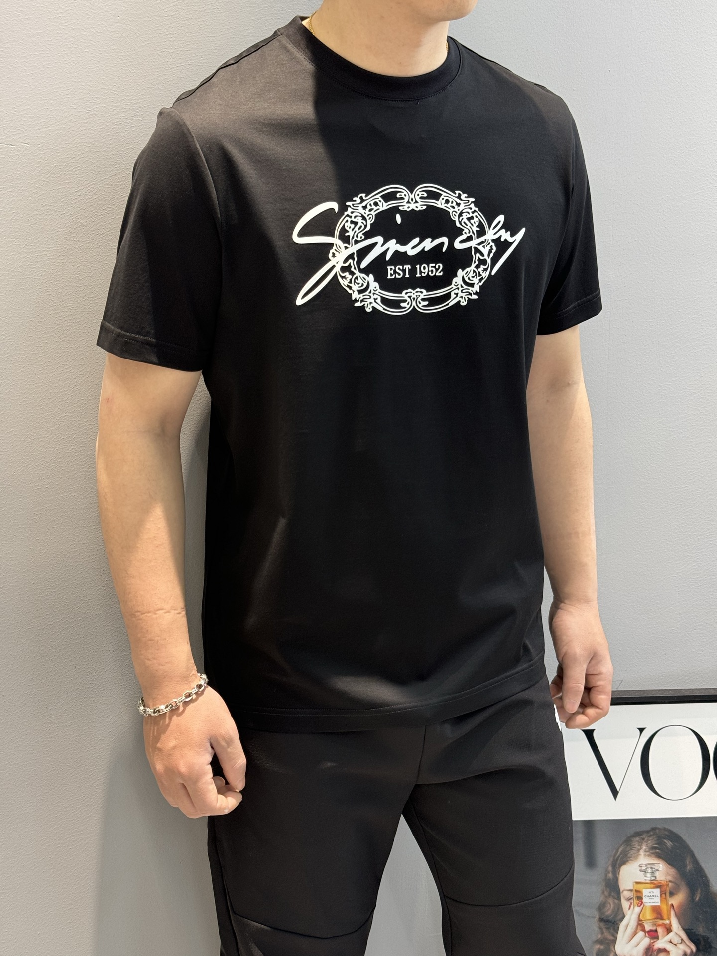 
Givench*y纪梵-希25s夏季圆领短袖.极为难得的款式，采用190g丝光棉面料，贴身体感非常舒适