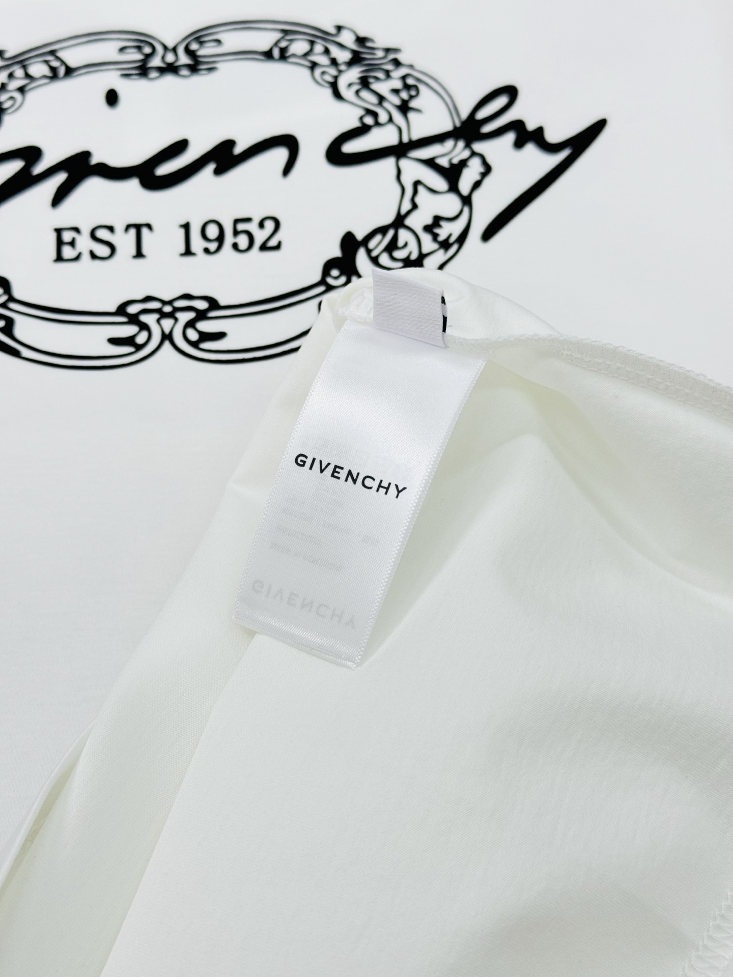 
Givench*y纪梵-希25s夏季圆领短袖.极为难得的款式，采用190g丝光棉面料，贴身体感非常舒适
