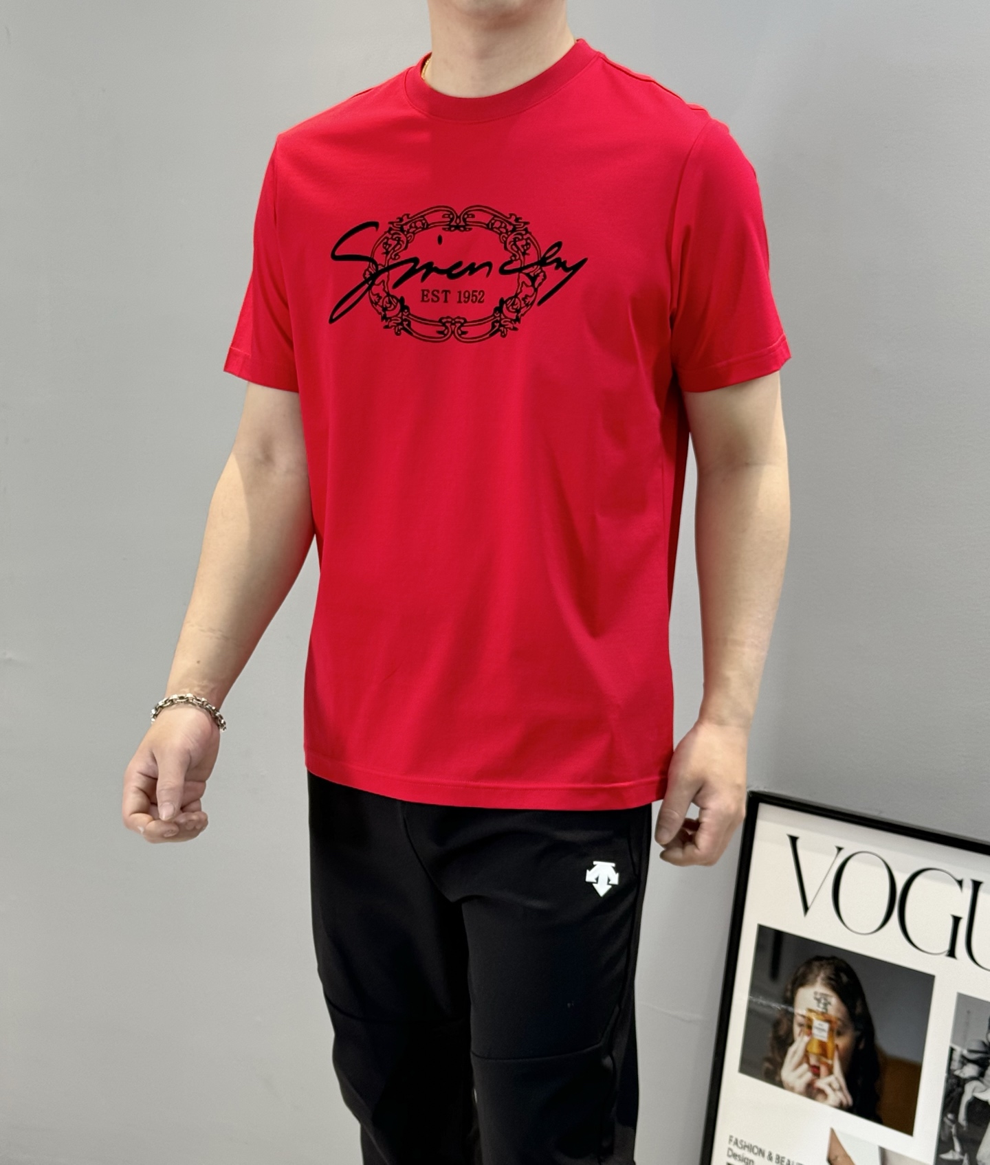 
Givench*y纪梵-希25s夏季圆领短袖.极为难得的款式，采用190g丝光棉面料，贴身体感非常舒适