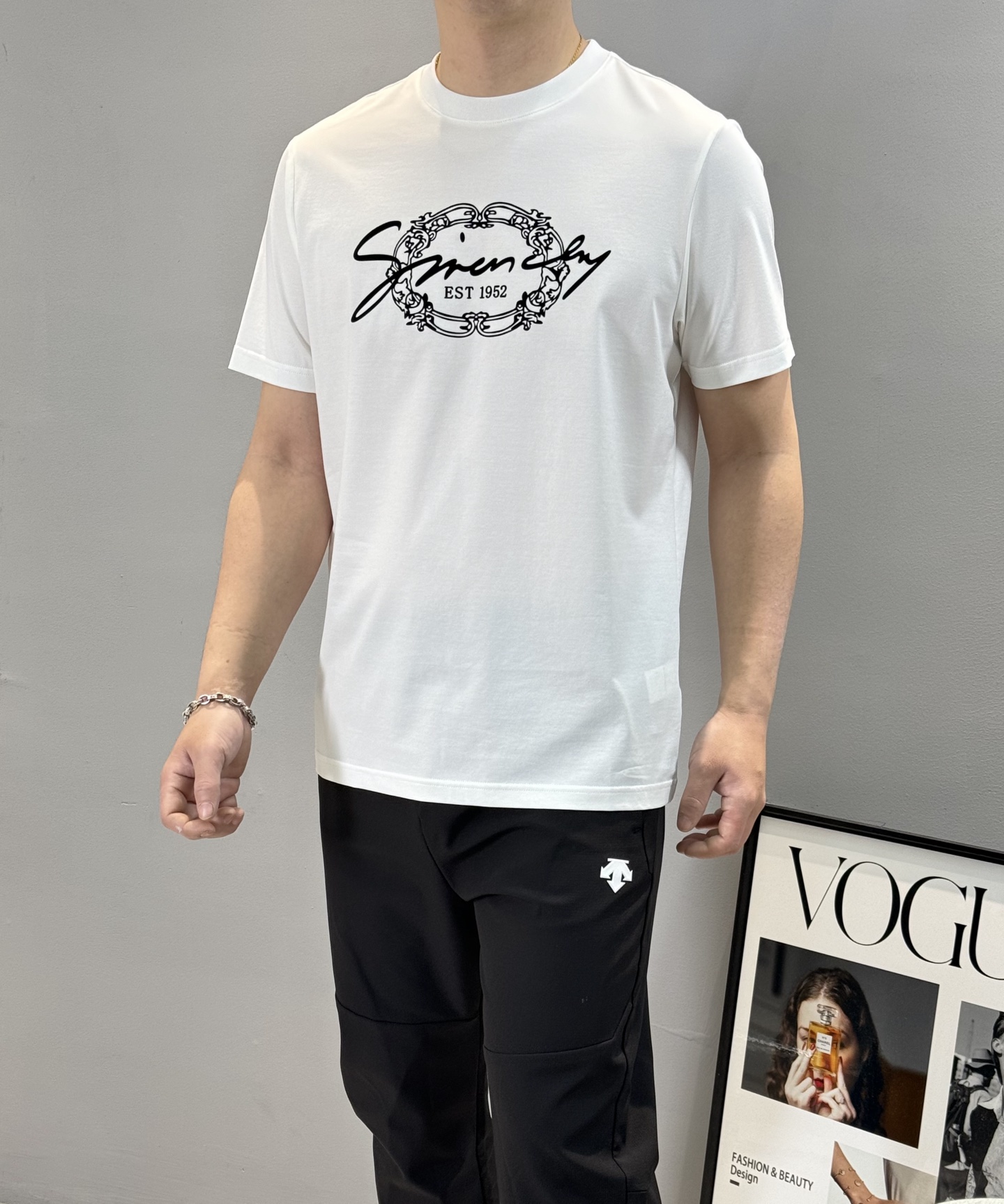 
Givench*y纪梵-希25s夏季圆领短袖.极为难得的款式，采用190g丝光棉面料，贴身体感非常舒适