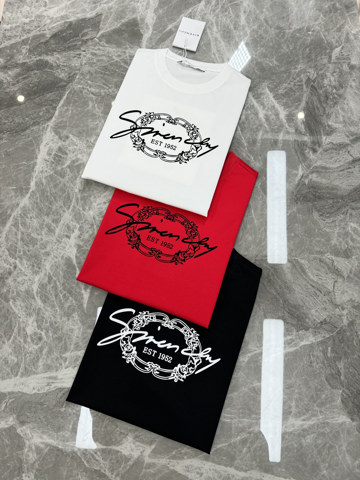 
Givench*y纪梵-希25s夏季圆领短袖.极为难得的款式，采用190g丝光棉面料，贴身体感非常舒适