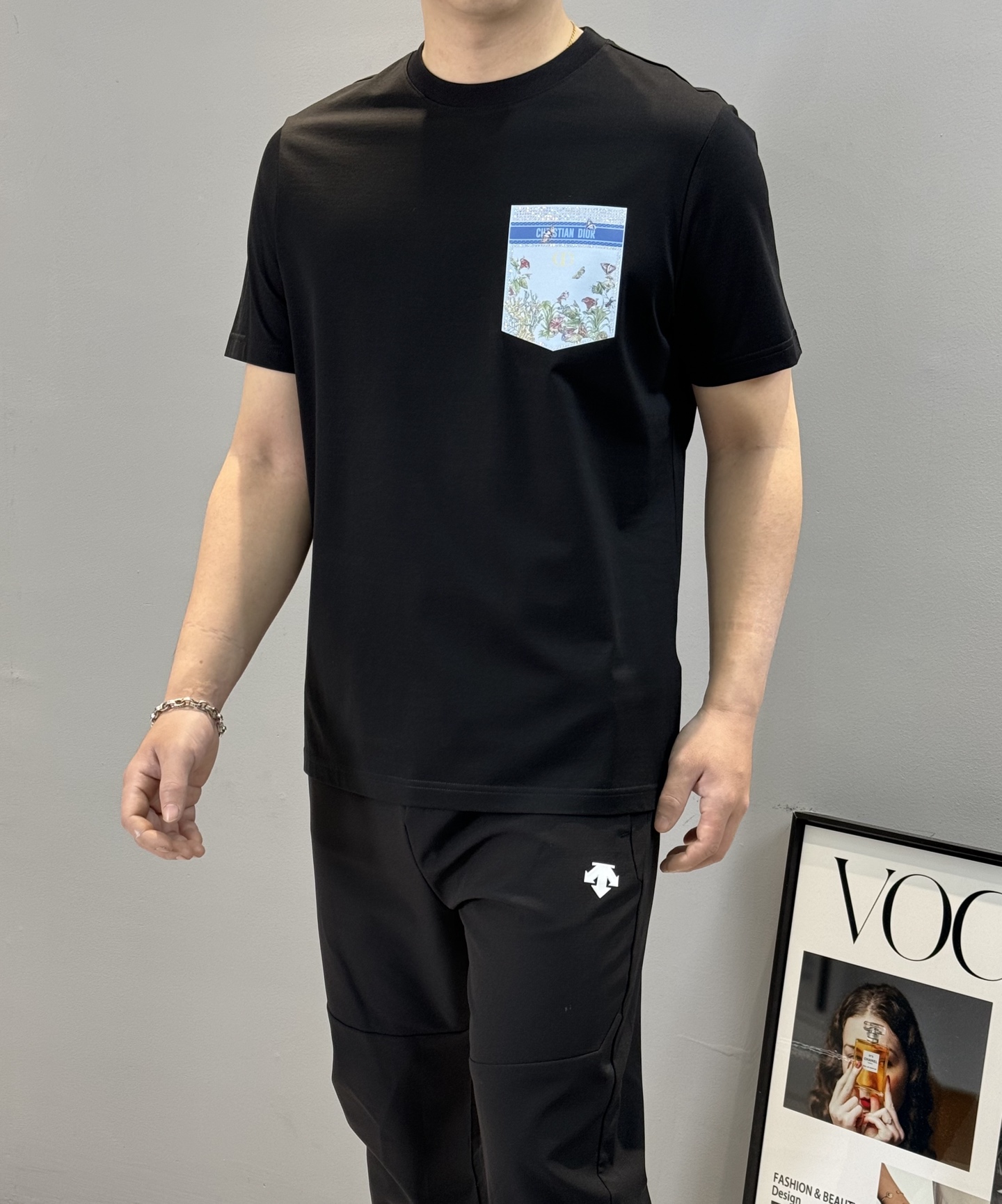 
Dio*r迪奥25s春夏新款圆领T恤.胸口经典品牌图形烫画工艺.口袋造型.CD经典花型.精致3D立体烫