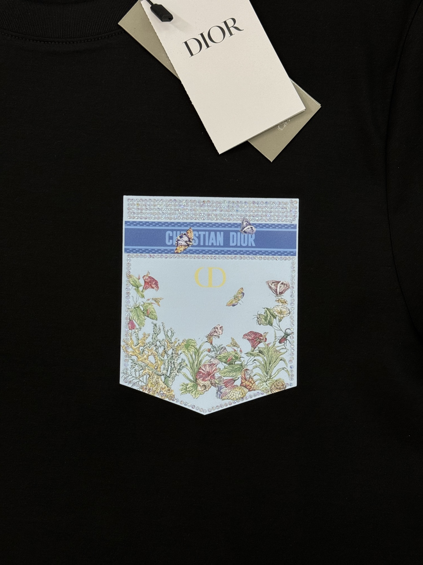 
Dio*r迪奥25s春夏新款圆领T恤.胸口经典品牌图形烫画工艺.口袋造型.CD经典花型.精致3D立体烫