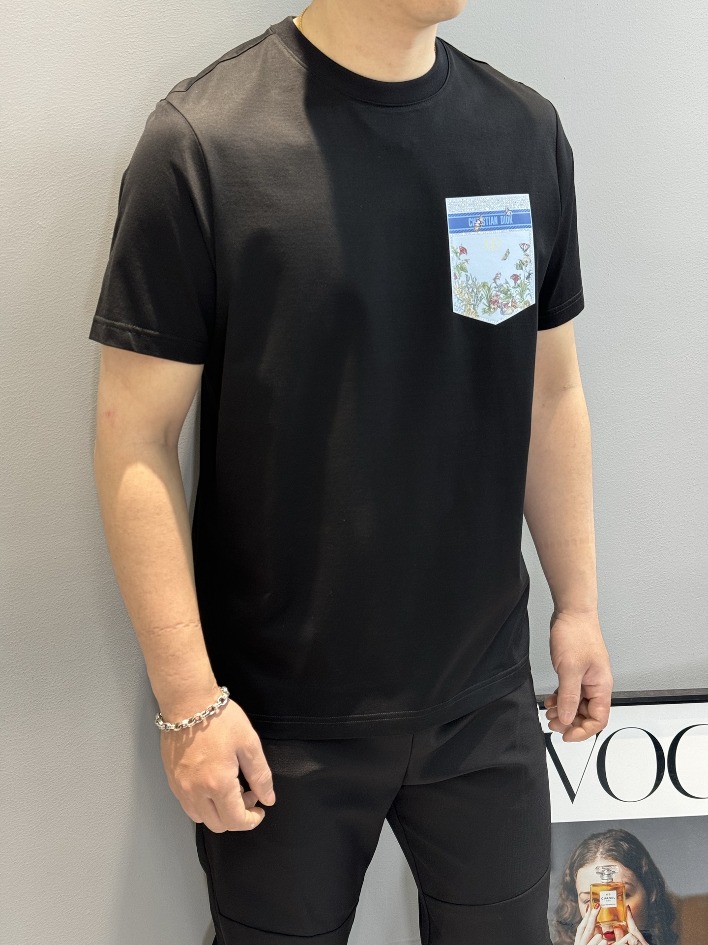 
Dio*r迪奥25s春夏新款圆领T恤.胸口经典品牌图形烫画工艺.口袋造型.CD经典花型.精致3D立体烫