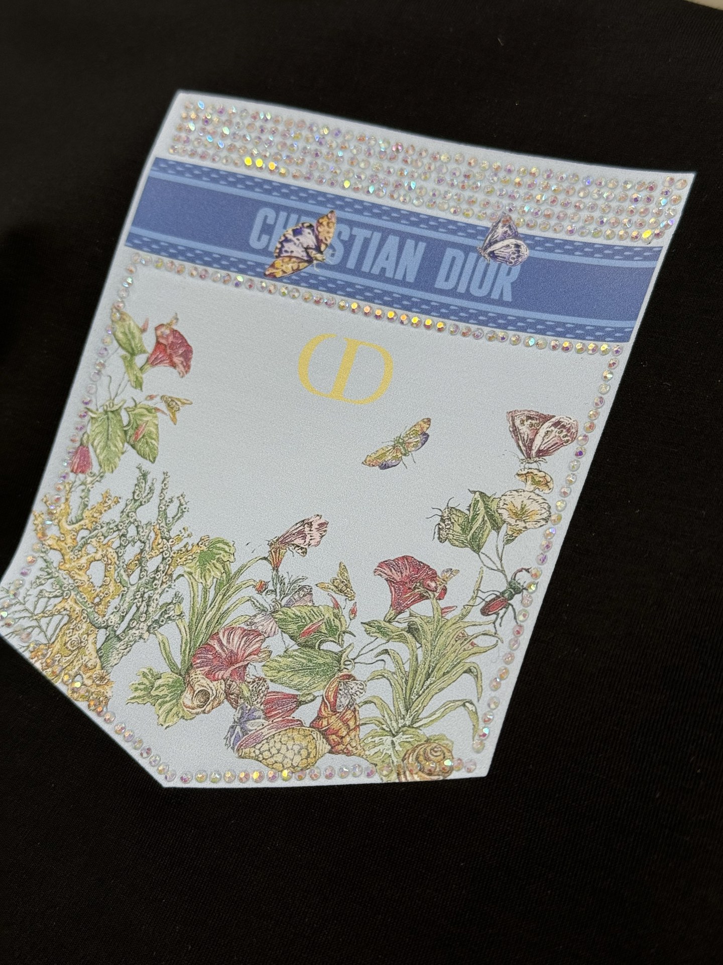 
Dio*r迪奥25s春夏新款圆领T恤.胸口经典品牌图形烫画工艺.口袋造型.CD经典花型.精致3D立体烫