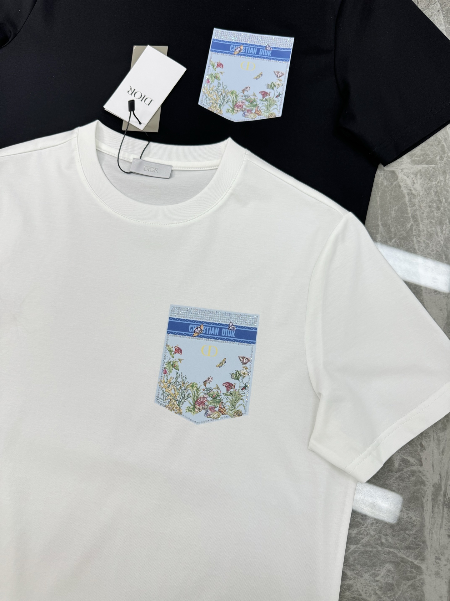 
Dio*r迪奥25s春夏新款圆领T恤.胸口经典品牌图形烫画工艺.口袋造型.CD经典花型.精致3D立体烫
