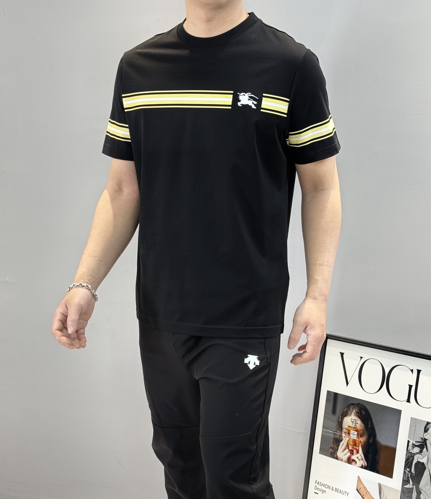 NO:134161,BBR*Babao-Li 25s spring and summer classic round neck T-shirt. The same style as Xiaohongshu~ Classic stripes match the horse embroidery on the chest. The quality of 3D embroidery is super good!  It definitely stands the test of time!  !  The overall striped design is youthful and energetic. The fabric is made of super comfortable and breathable mercerized cotton, 190g fabric. It has good sweat absorption and breathability, and the touch is silky and texture is perfect. The classic slim fit style is very beautiful on the upper body!  Color black, white, code number M-3XL slim fit style!  (S and 4XL can be customized) 175/145 jin recommended XL, burberry, tees, t-shirt, alexander wang19860909BBR*巴宝-莉25s春夏经典款圆领T恤.小红书同款～经典条纹搭配胸前战马绣花.3D刺绣品质超好！绝对经得起时间的考验！！条纹整体设计青春有活力.面料采用超舒适透气的丝光棉,190g面料.吸汗性和透气性都很好,手感丝滑质感都是完美 经典修身版型,上身非常好看！颜色黑色.白色.码数M-3XL修身版型！（S和4XL可定做）175/145斤建议XL,,burberry,tees，t-shirt,alexander wang,Men's clothing