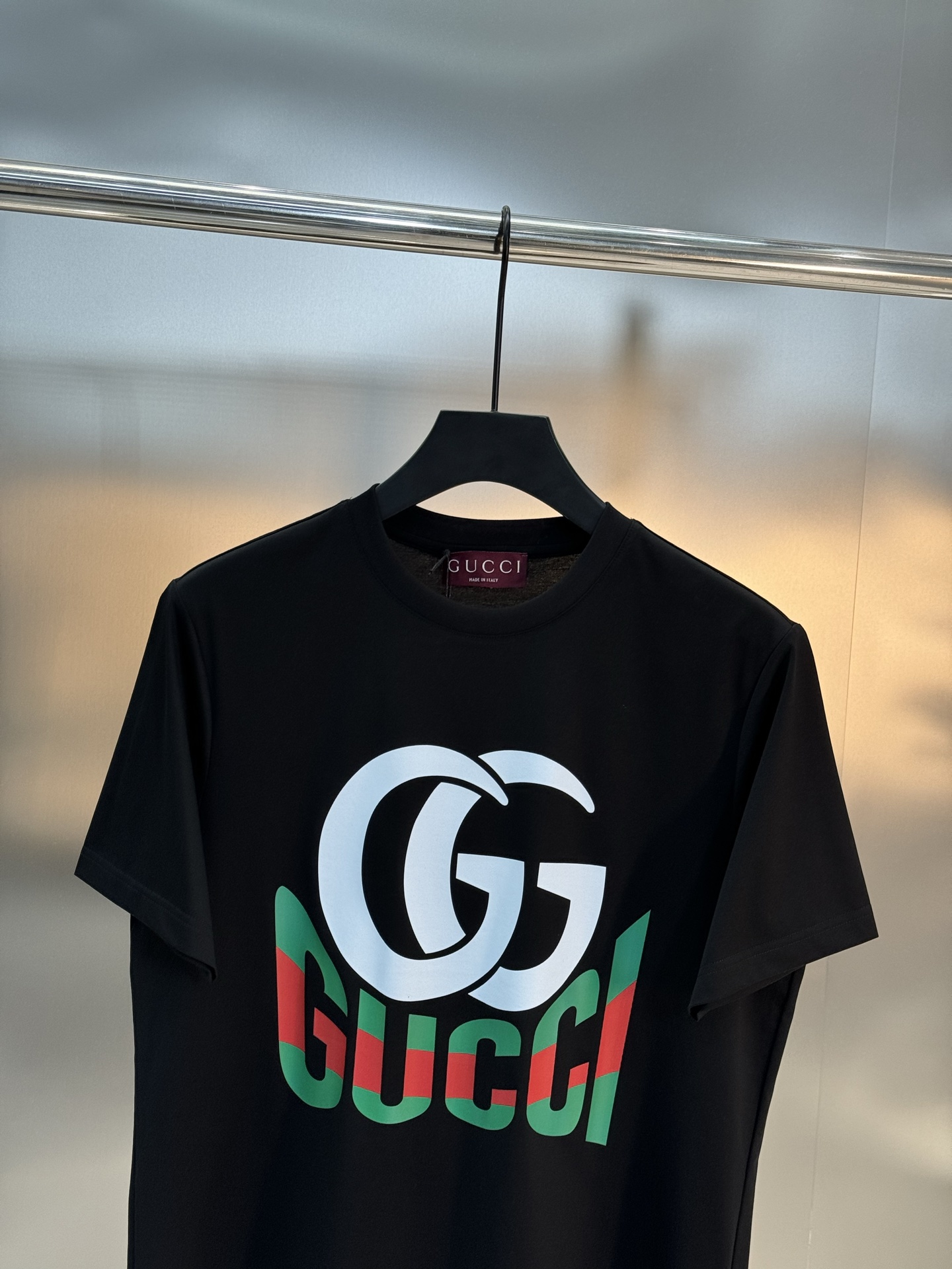 
GUCC*古-齐25s春夏情侣圆领短袖..非常趣味的即视感！！！胸前经典多彩徽标费时费工，每一件都是难
