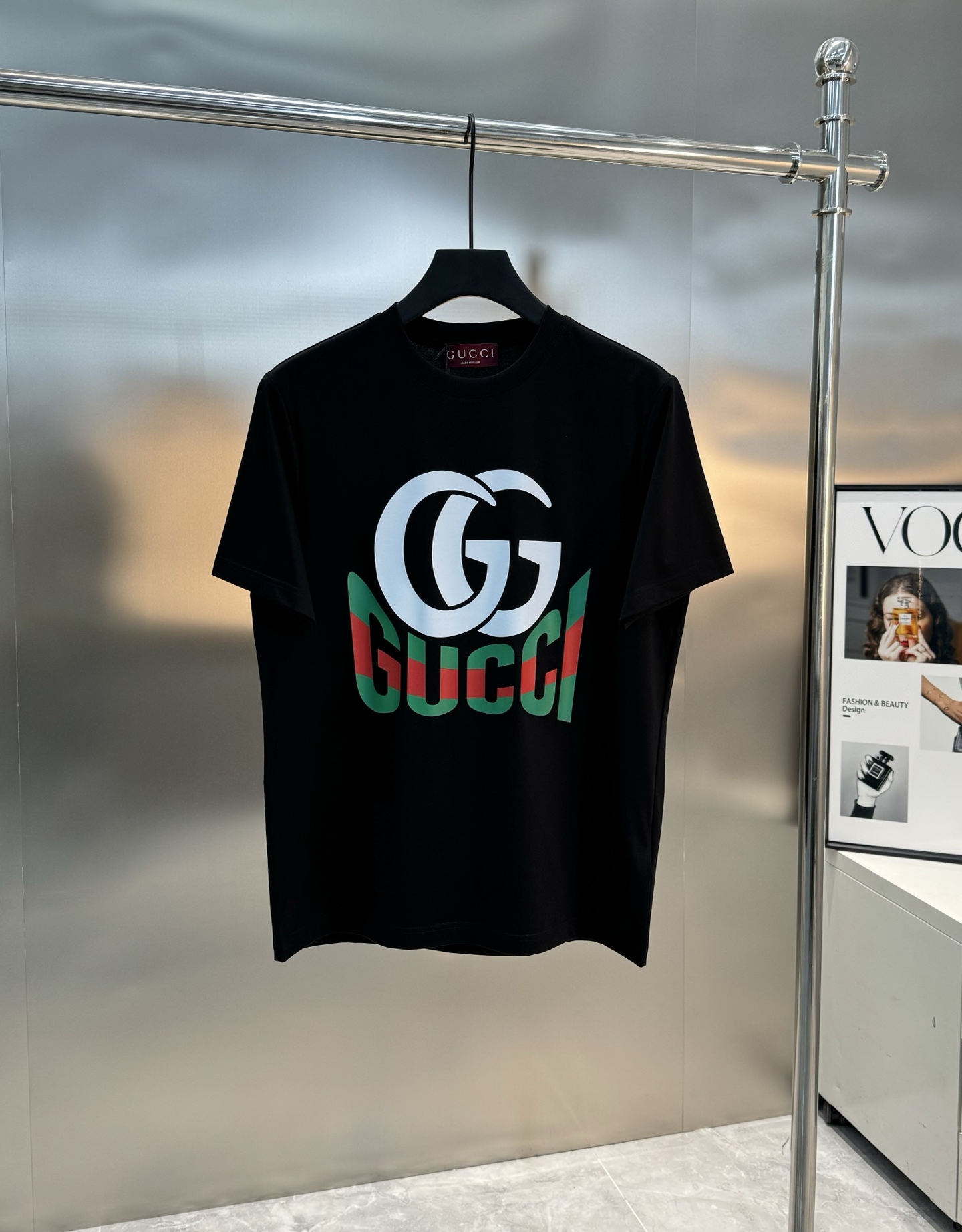 
GUCC*古-齐25s春夏情侣圆领短袖..非常趣味的即视感！！！胸前经典多彩徽标费时费工，每一件都是难