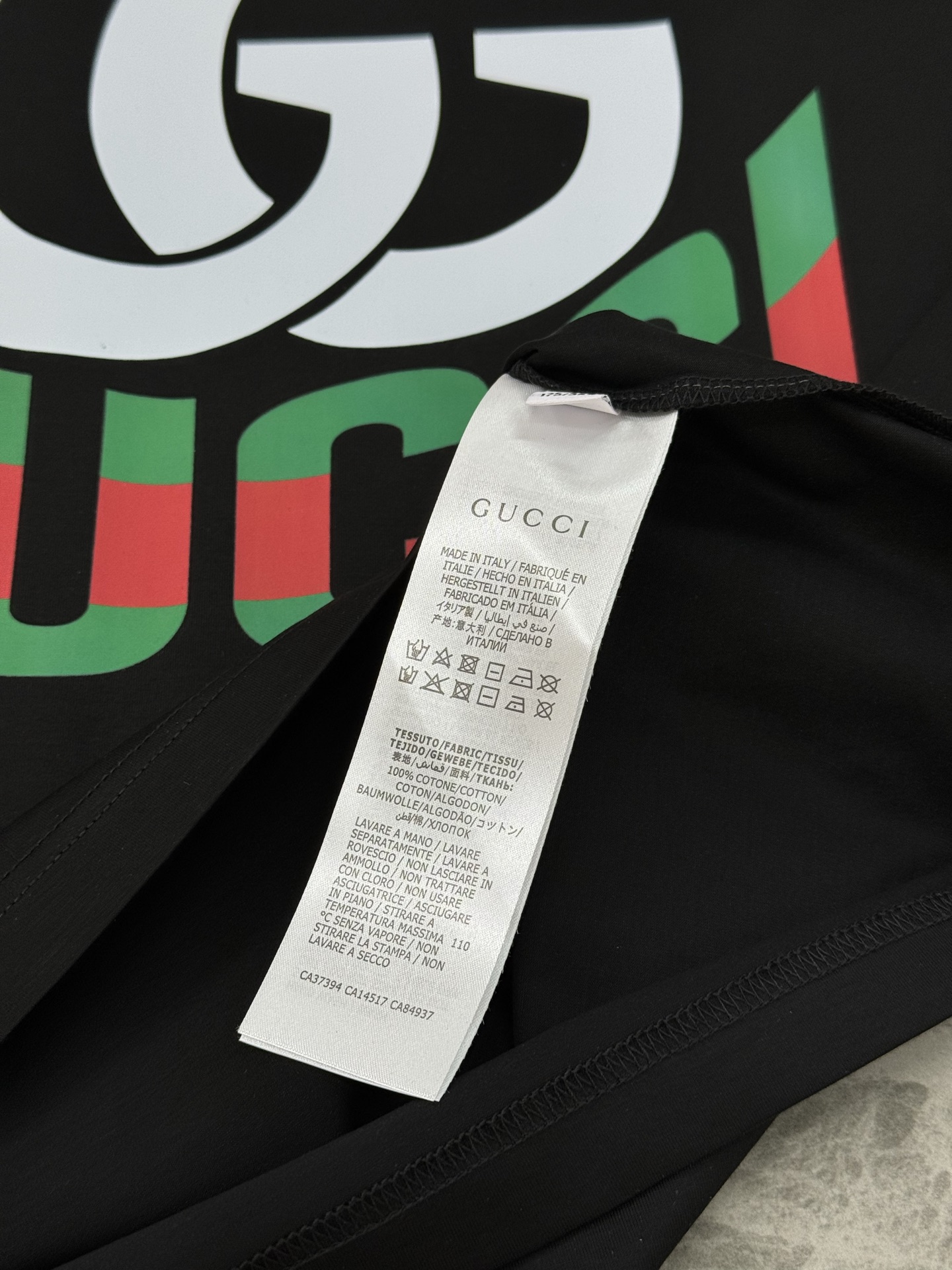 
GUCC*古-齐25s春夏情侣圆领短袖..非常趣味的即视感！！！胸前经典多彩徽标费时费工，每一件都是难