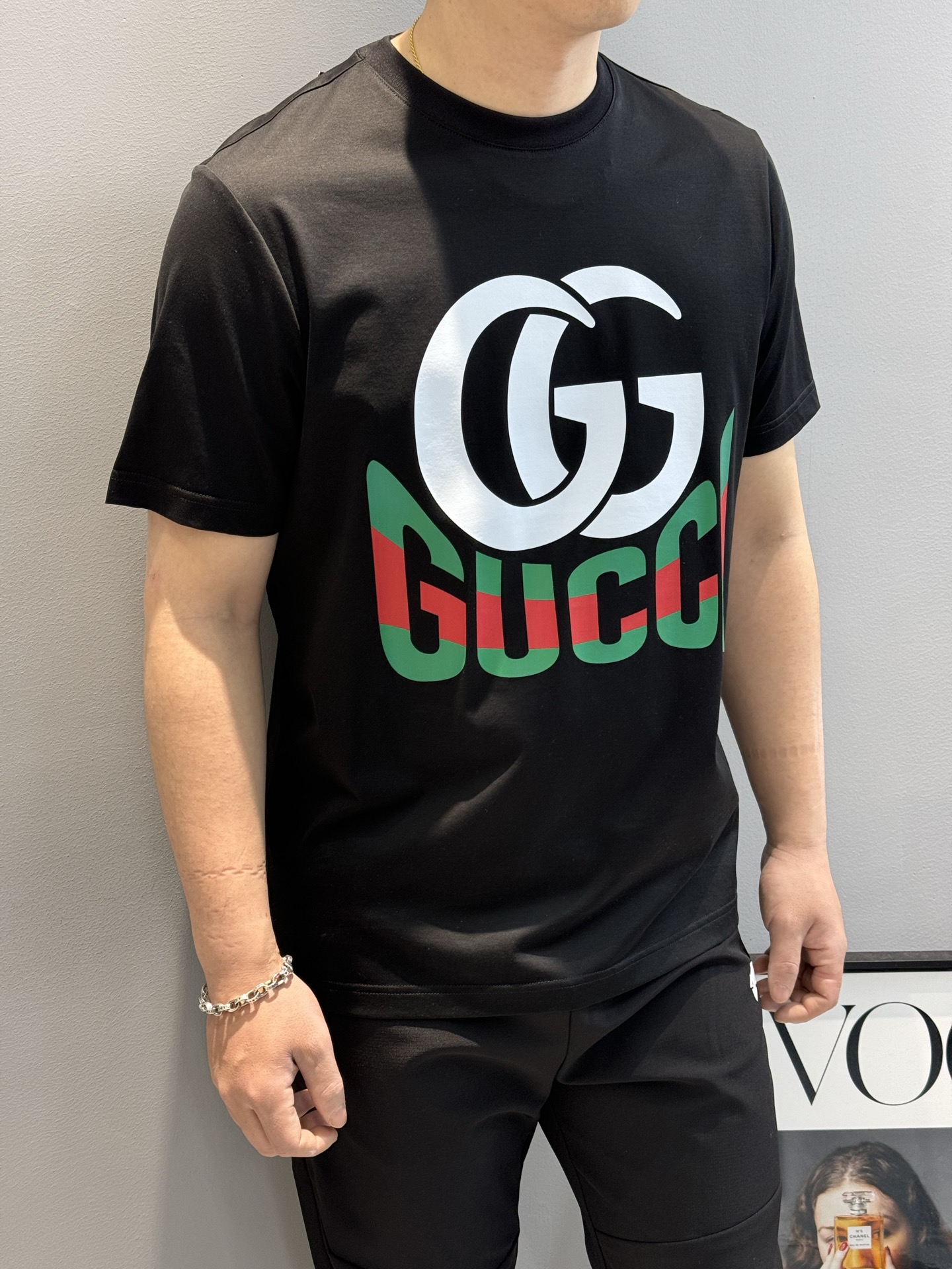 
GUCC*古-齐25s春夏情侣圆领短袖..非常趣味的即视感！！！胸前经典多彩徽标费时费工，每一件都是难
