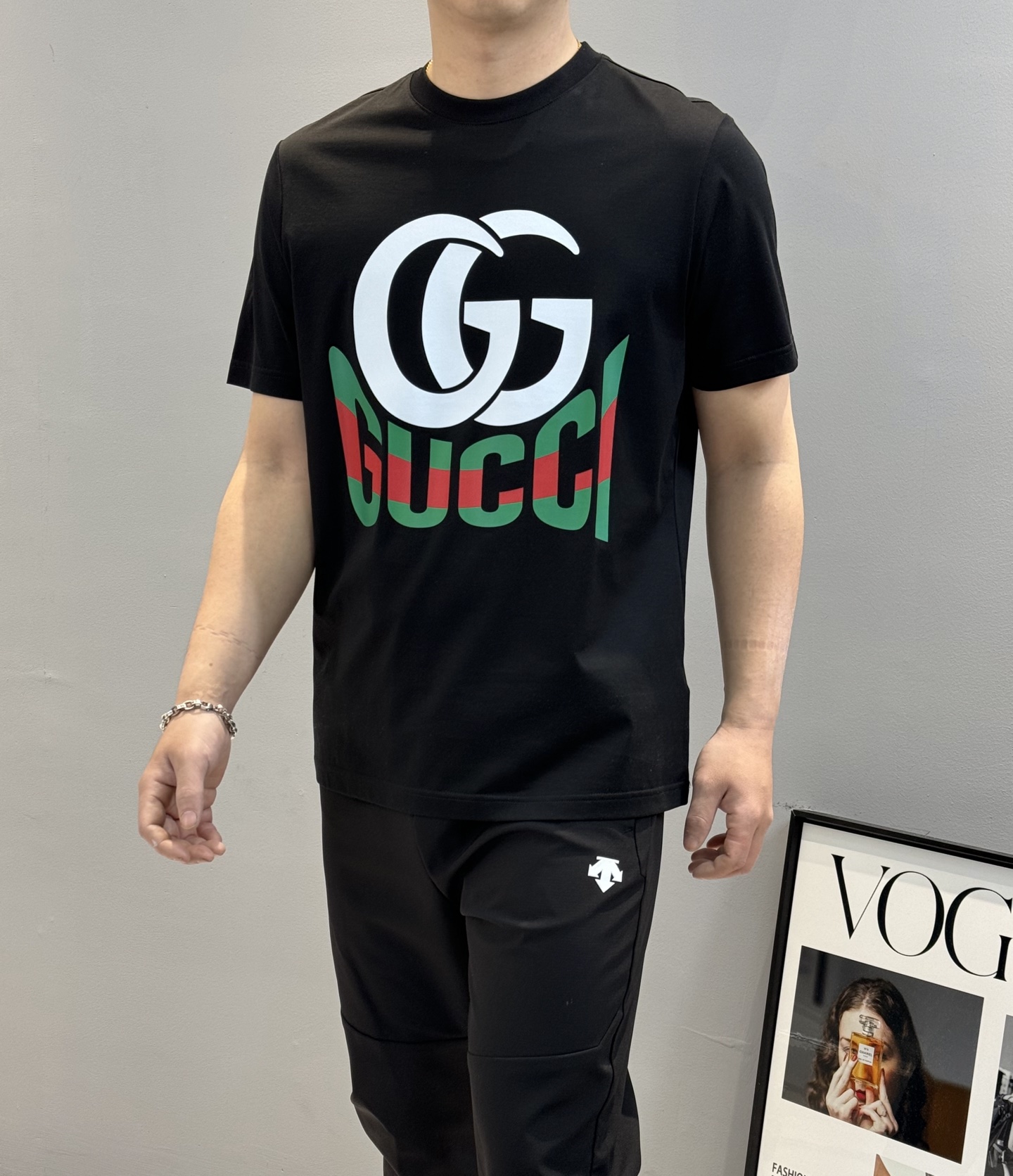 
GUCC*古-齐25s春夏情侣圆领短袖..非常趣味的即视感！！！胸前经典多彩徽标费时费工，每一件都是难