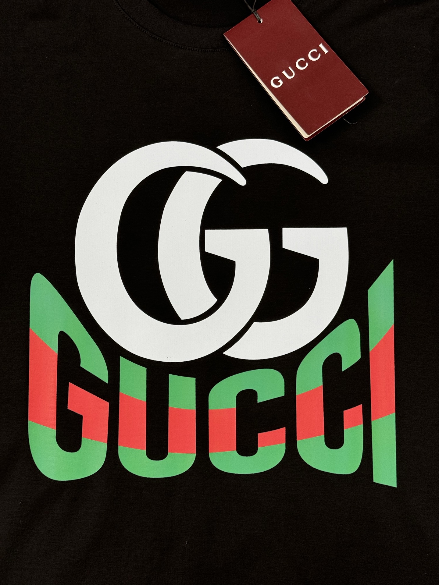 
GUCC*古-齐25s春夏情侣圆领短袖..非常趣味的即视感！！！胸前经典多彩徽标费时费工，每一件都是难
