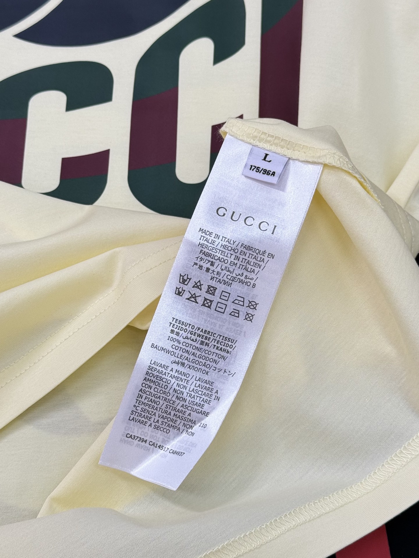 
GUCC*古-齐25s春夏情侣圆领短袖..非常趣味的即视感！！！胸前经典多彩徽标费时费工，每一件都是难