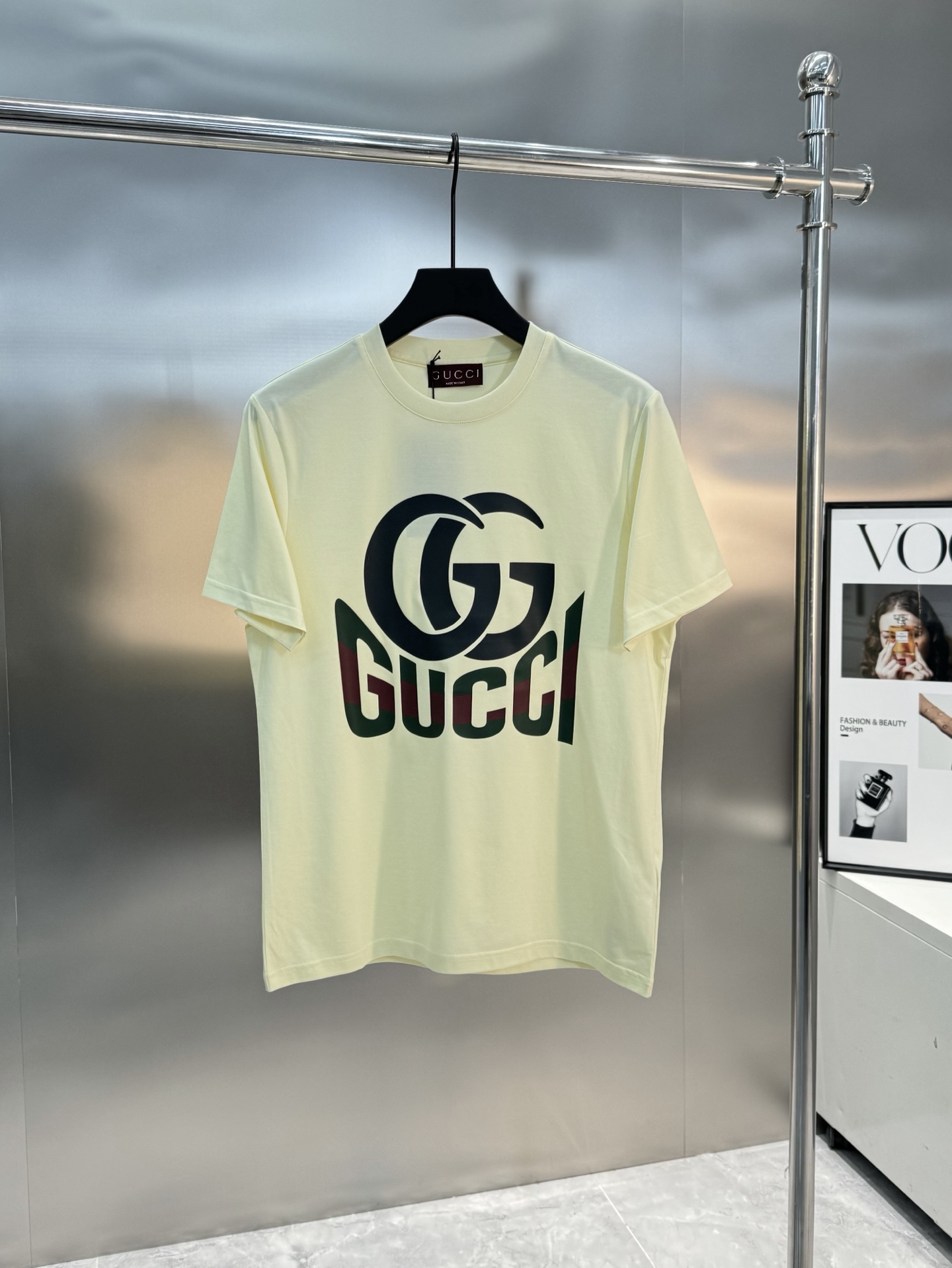 
GUCC*古-齐25s春夏情侣圆领短袖..非常趣味的即视感！！！胸前经典多彩徽标费时费工，每一件都是难