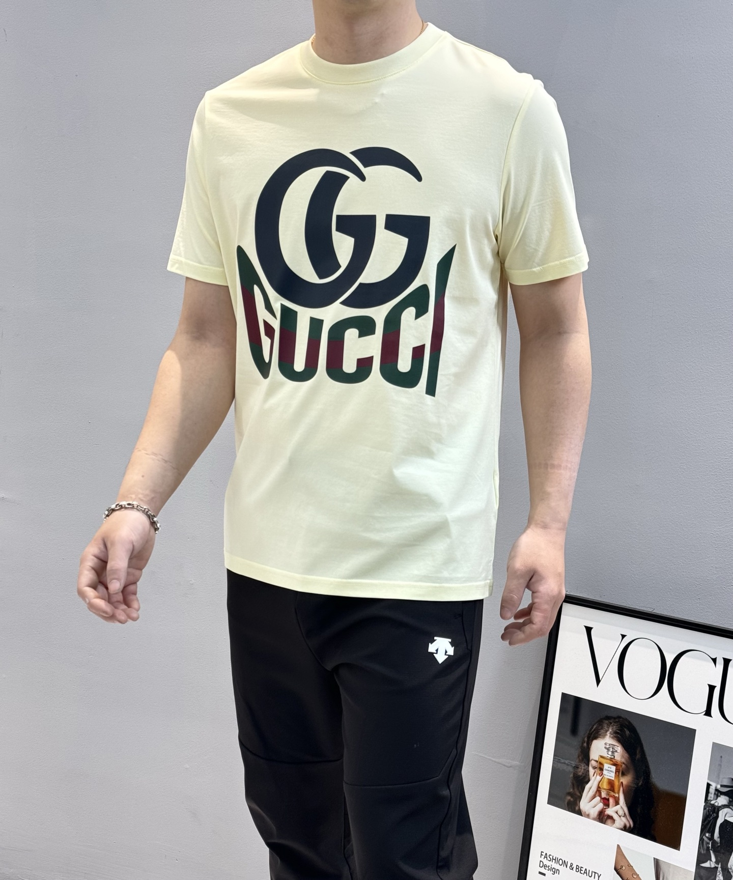 
GUCC*古-齐25s春夏情侣圆领短袖..非常趣味的即视感！！！胸前经典多彩徽标费时费工，每一件都是难