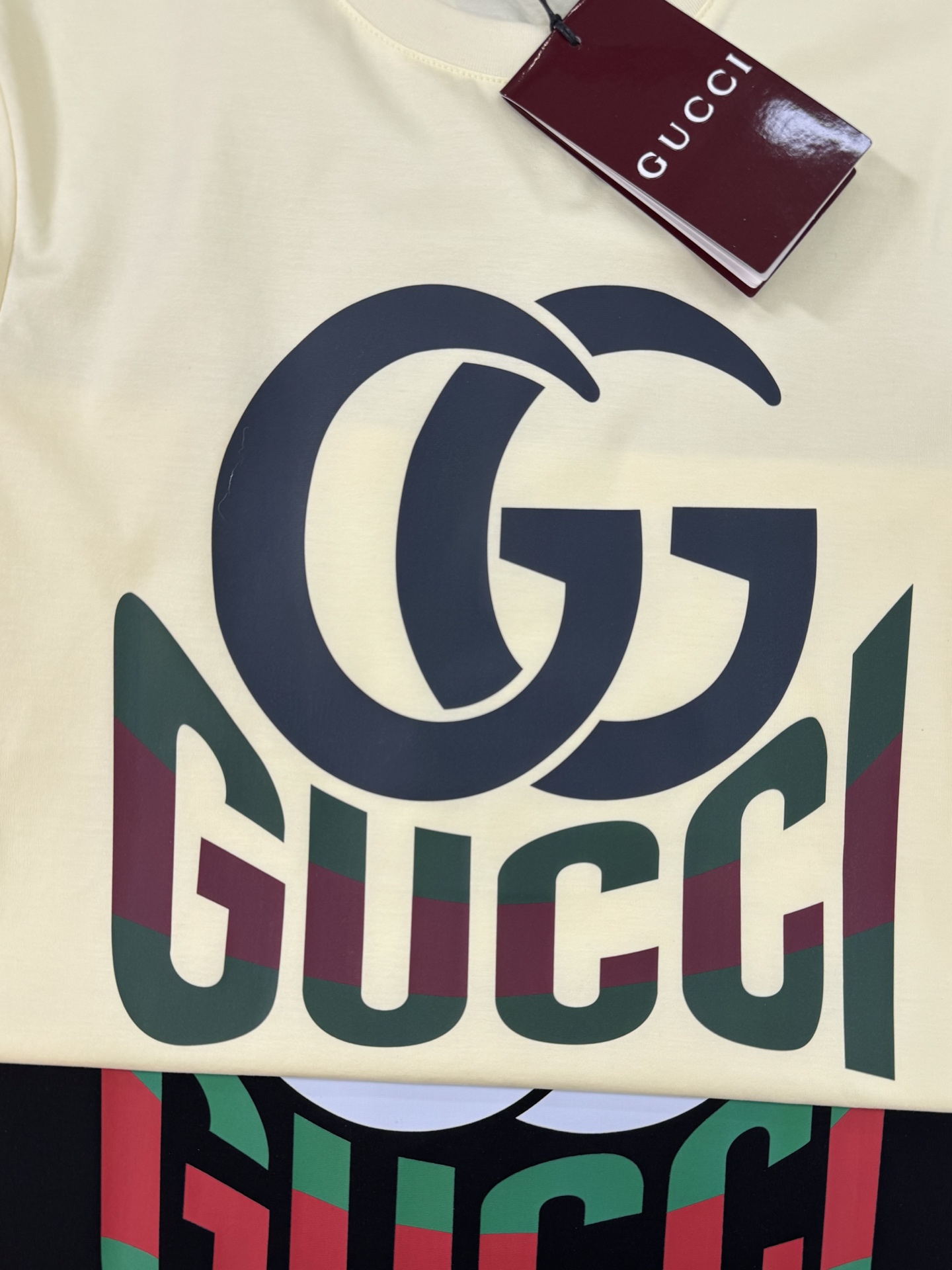 
GUCC*古-齐25s春夏情侣圆领短袖..非常趣味的即视感！！！胸前经典多彩徽标费时费工，每一件都是难