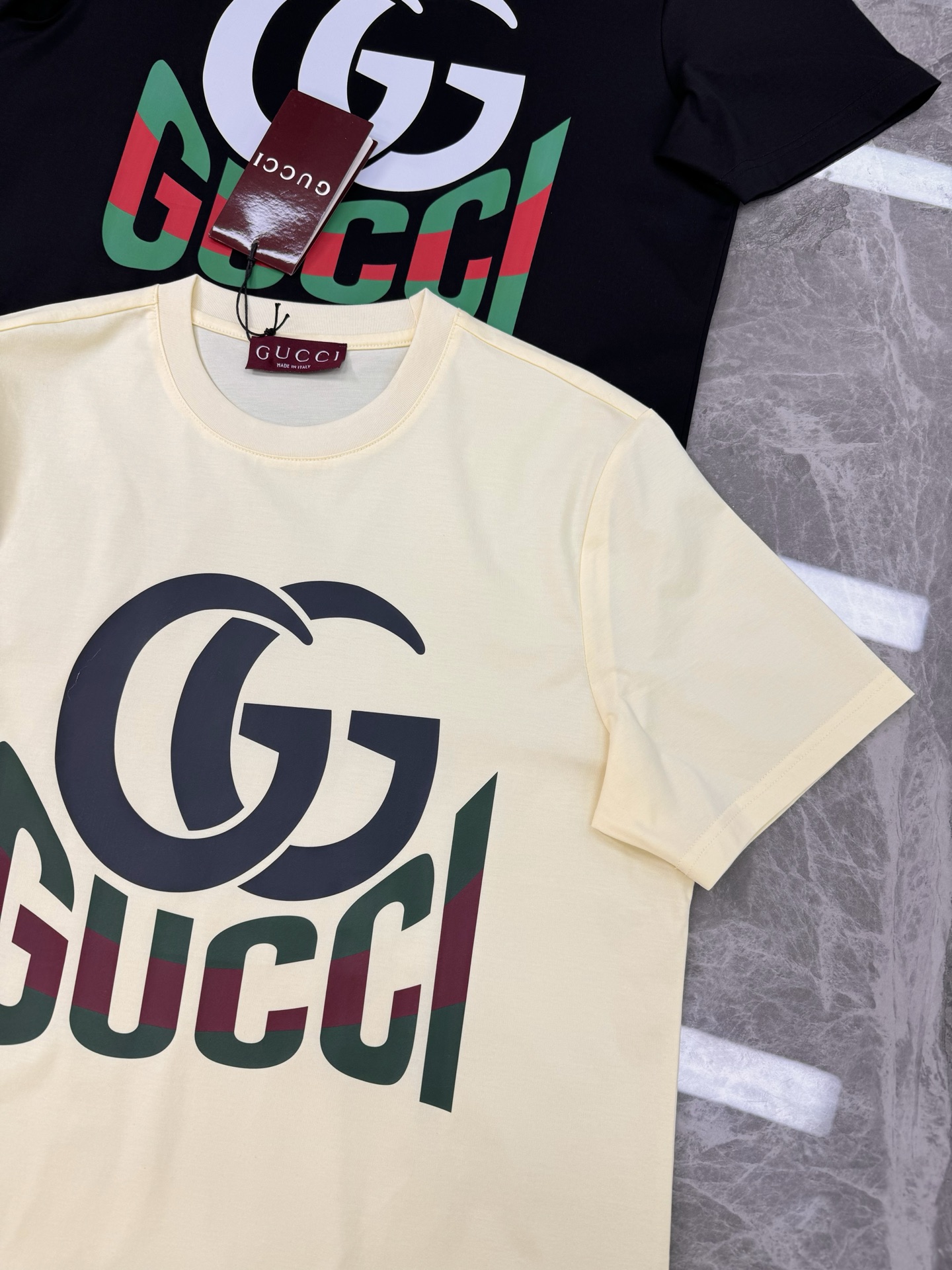 
GUCC*古-齐25s春夏情侣圆领短袖..非常趣味的即视感！！！胸前经典多彩徽标费时费工，每一件都是难