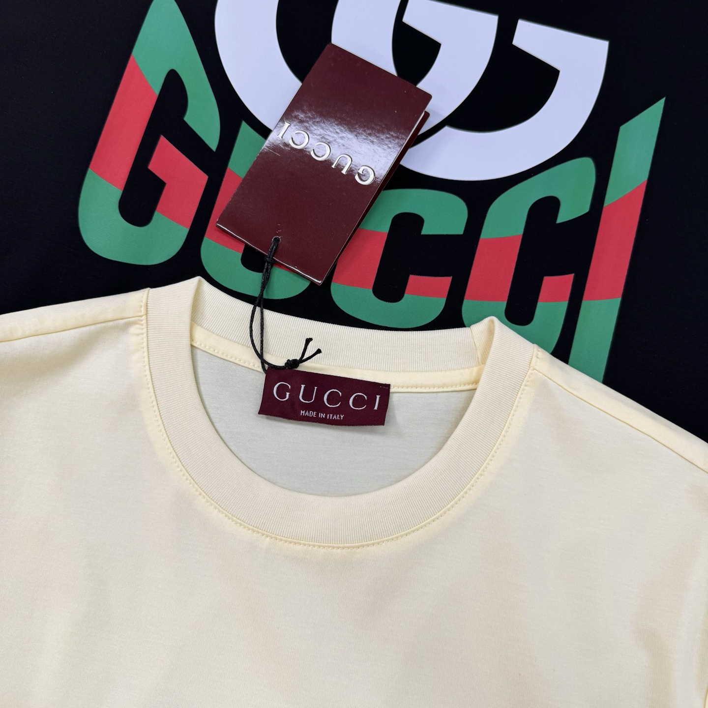 
GUCC*古-齐25s春夏情侣圆领短袖..非常趣味的即视感！！！胸前经典多彩徽标费时费工，每一件都是难