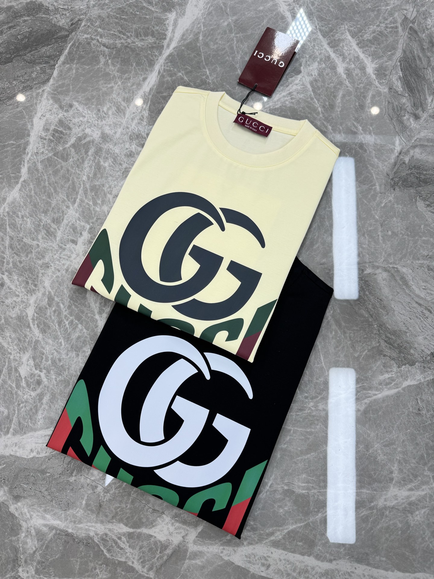 
GUCC*古-齐25s春夏情侣圆领短袖..非常趣味的即视感！！！胸前经典多彩徽标费时费工，每一件都是难