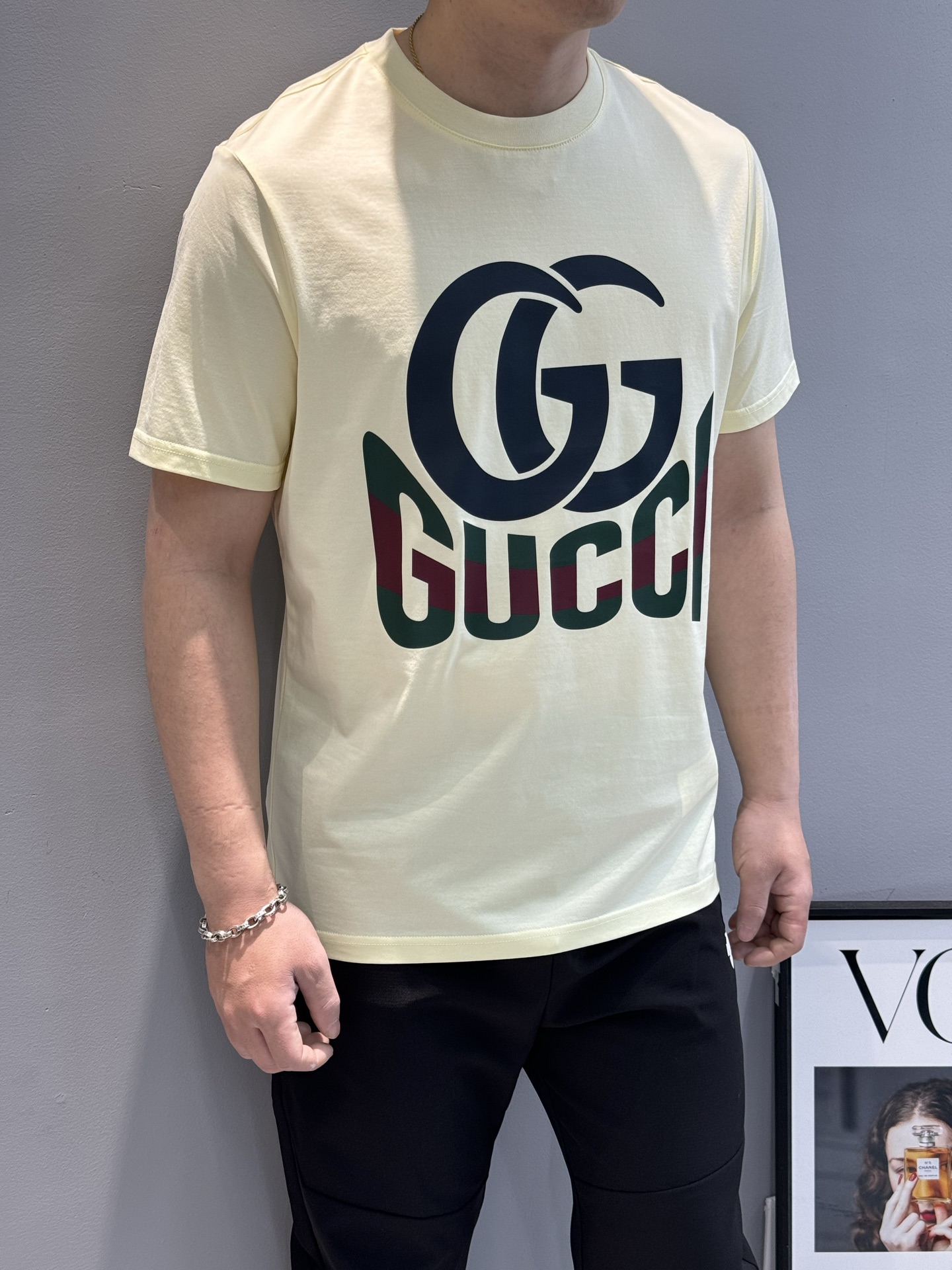 
GUCC*古-齐25s春夏情侣圆领短袖..非常趣味的即视感！！！胸前经典多彩徽标费时费工，每一件都是难