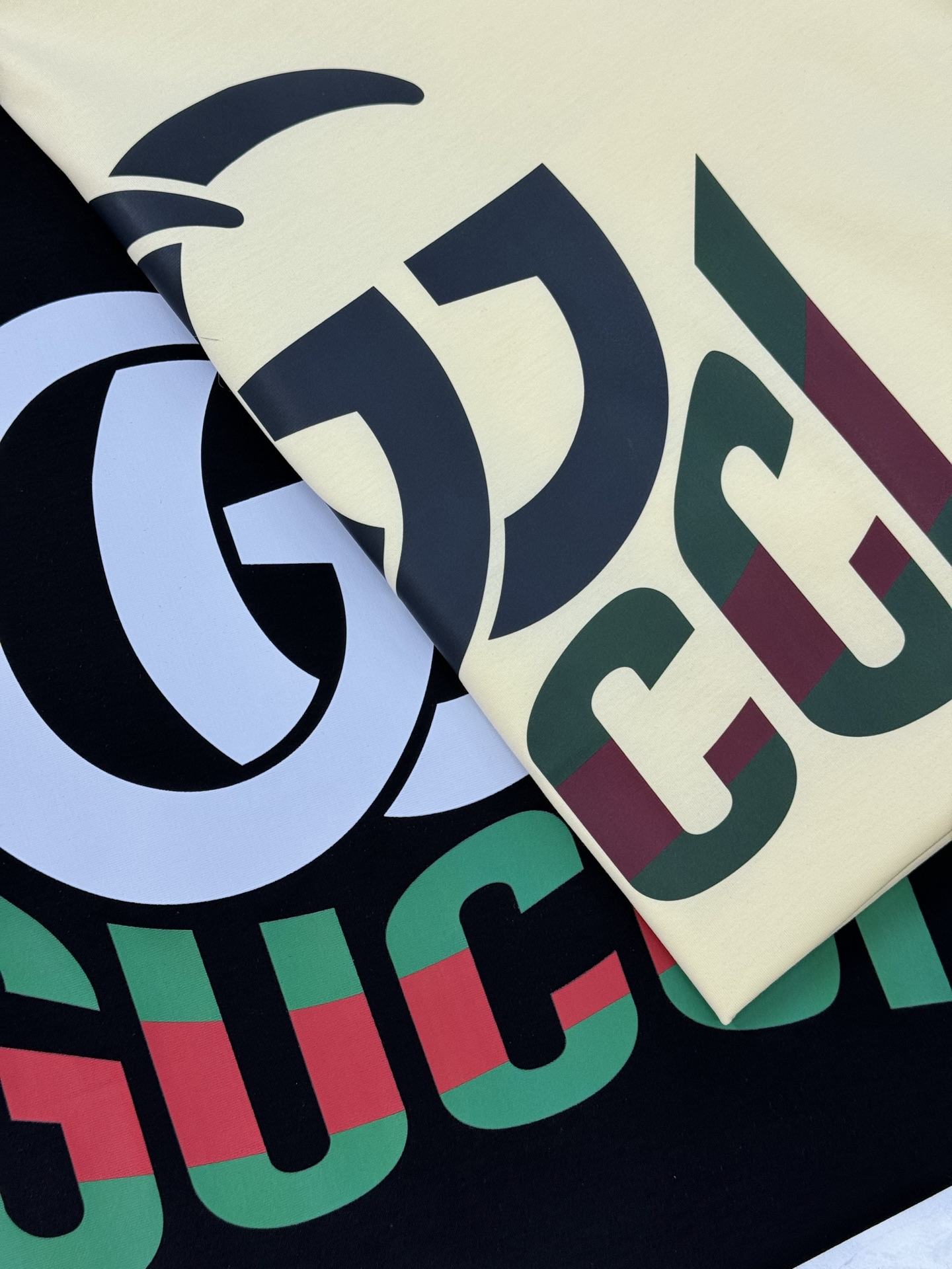 
GUCC*古-齐25s春夏情侣圆领短袖..非常趣味的即视感！！！胸前经典多彩徽标费时费工，每一件都是难