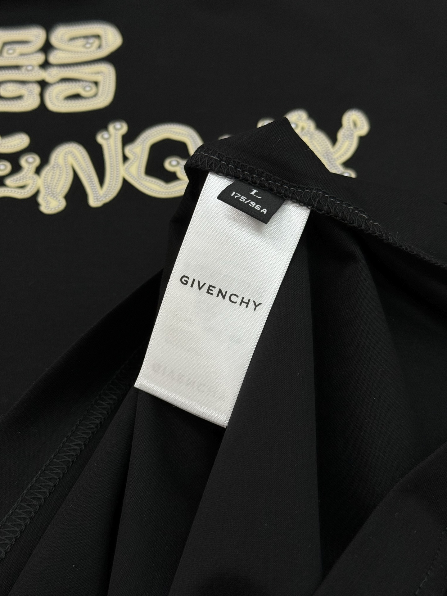 
        Givench*y纪梵-希25s夏季圆领短袖.极为难得的款式，采用190g丝光棉面料，