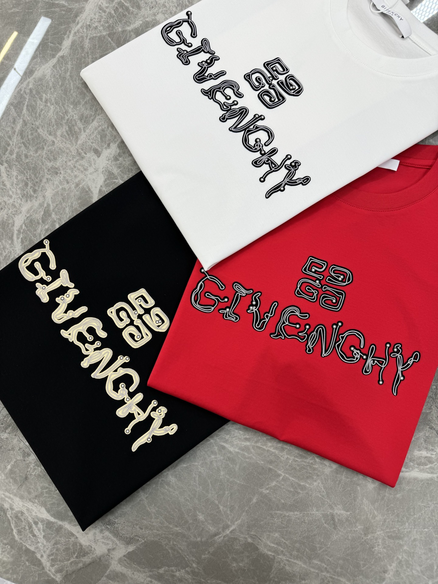 
        Givench*y纪梵-希25s夏季圆领短袖.极为难得的款式，采用190g丝光棉面料，