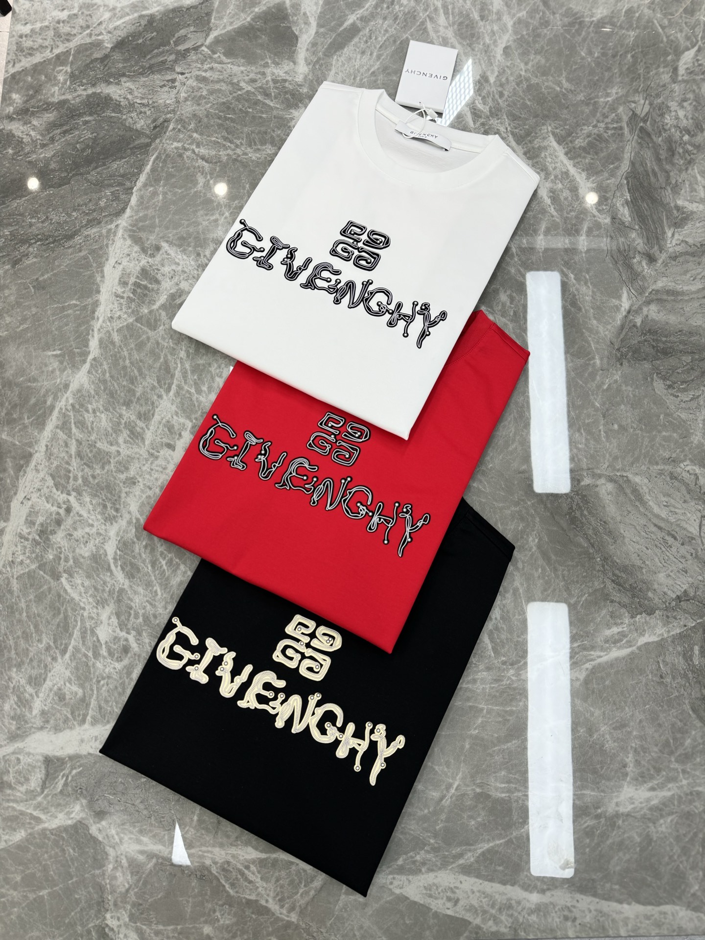 
        Givench*y纪梵-希25s夏季圆领短袖.极为难得的款式，采用190g丝光棉面料，