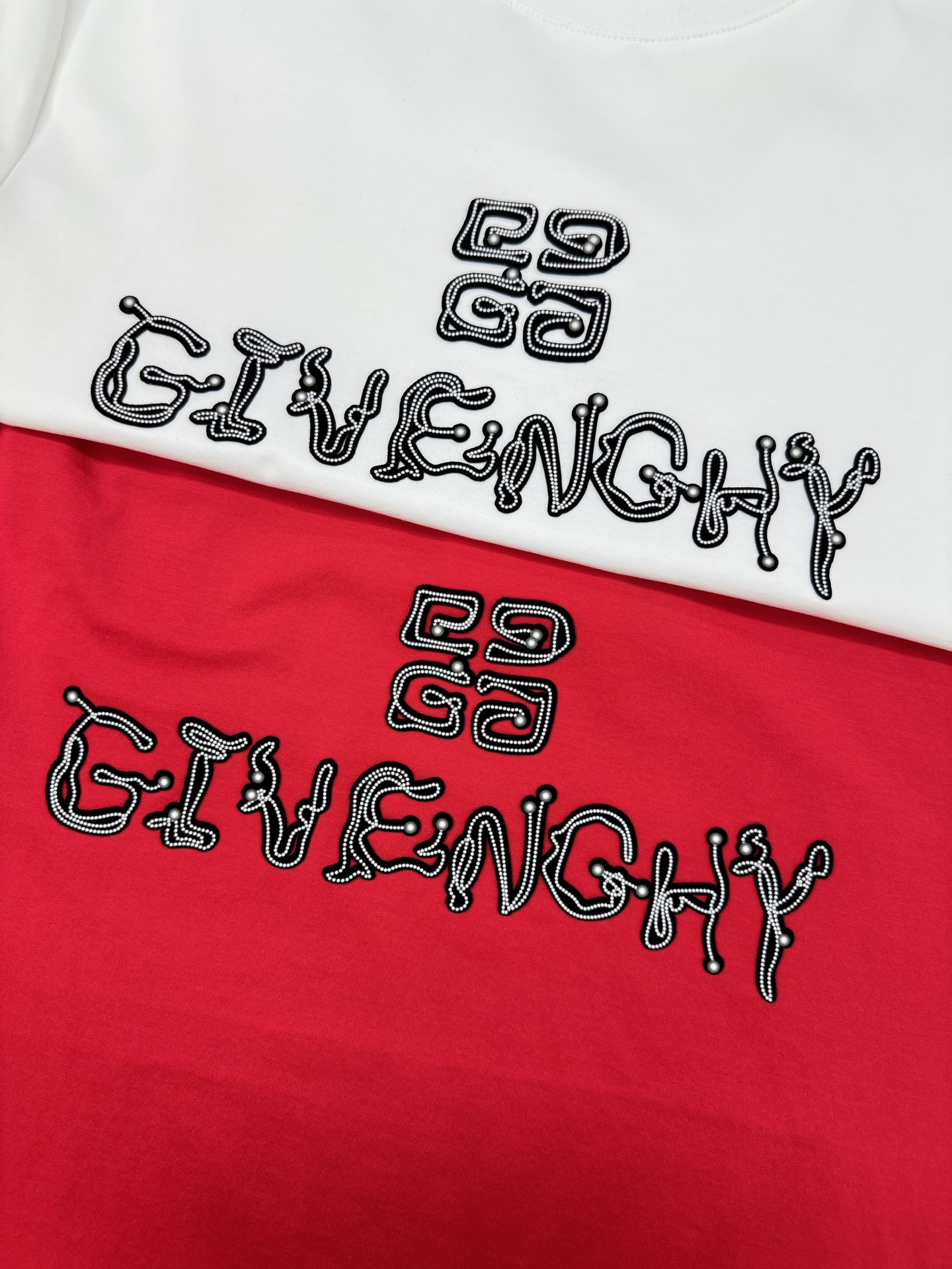 
        Givench*y纪梵-希25s夏季圆领短袖.极为难得的款式，采用190g丝光棉面料，