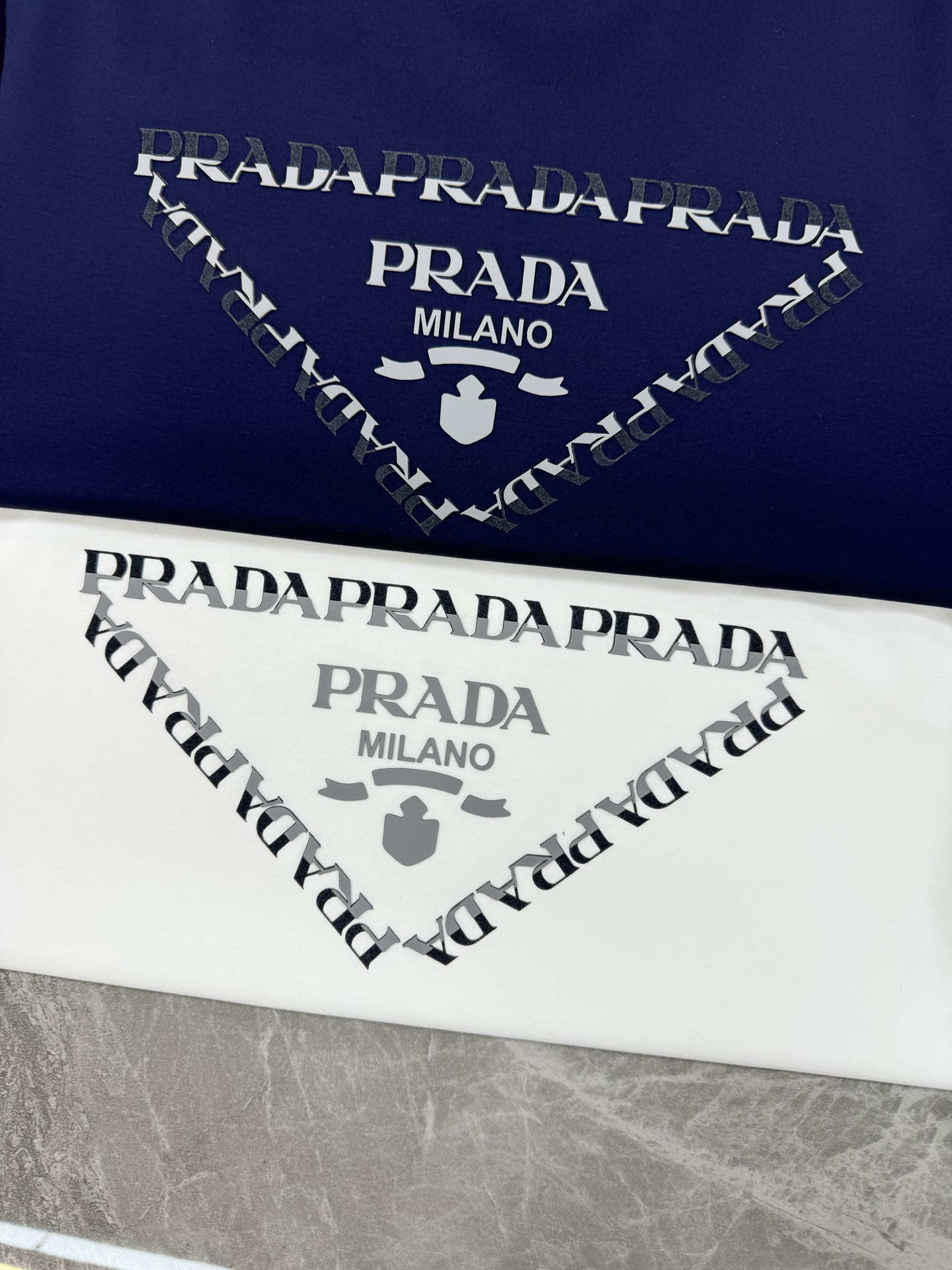 
        PRAD*普拉-达25春夏季男士圆领短袖.经典倒三角图形立体烫画经典之作！！！客供19
