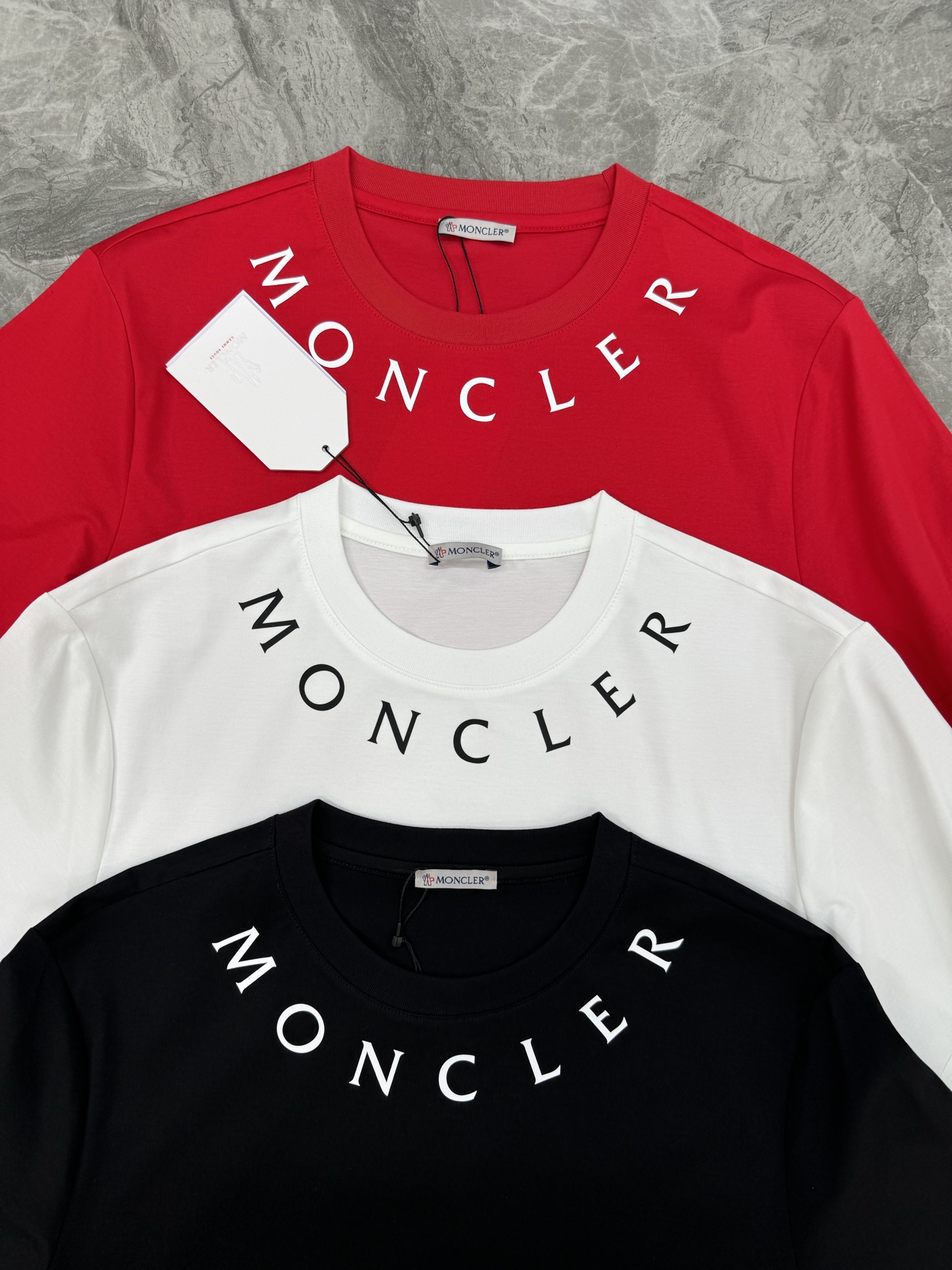 
        Moncle**25s新款圆领T恤.简单基础款.领口品牌字母印花设计.袖口经典小帽子搭