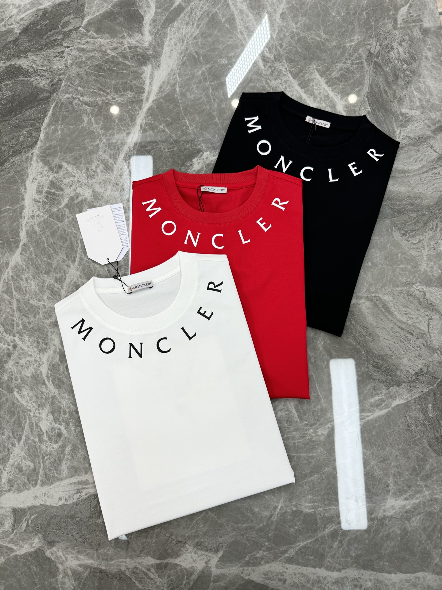 
        Moncle**25s新款圆领T恤.简单基础款.领口品牌字母印花设计.袖口经典小帽子搭