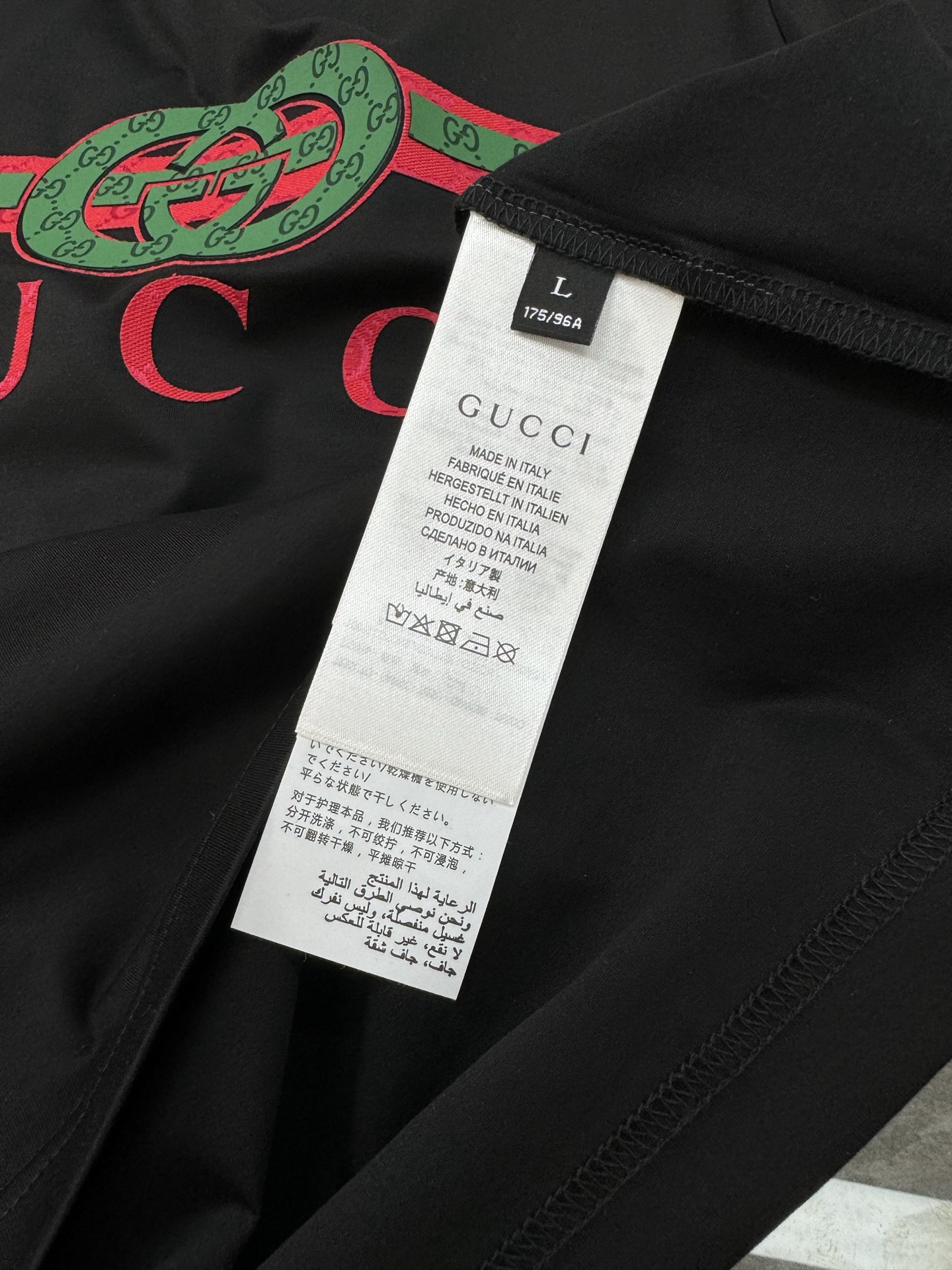 
        GUCC*古-齐25s春夏情侣圆领短袖..非常趣味的即视感！！！胸前经典多彩徽标费时费