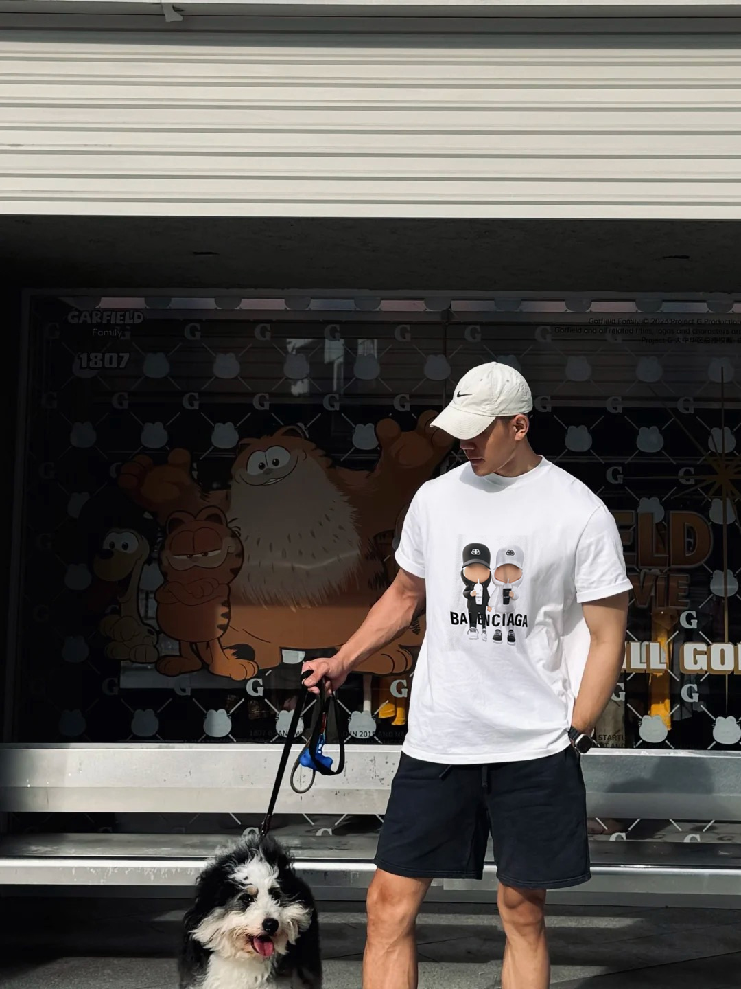 NO:473809,Balenciag*a Paris 25s new couple T. There is a big difference!  !  Chest printed straw boy graphics, a hint of elegance and unruly in the liveliness, customized high-quality 40 double-stranded light soft cotton upgraded 280 grams of heavy fabric. Comfortable and soft. Color black, white. Klein blue. S-3XL micro-expanded version!  (175/jin recommended L),,balenciaga,alexander wang19860909Balenciag*a巴黎25s新款情侣T.大有乾坤！！胸口印花吸管男孩图形,活泼之中蕴藏着一丝典雅不羁, 订制优质40支双股光柔棉升级280克重面料.舒适柔软.颜色黑色.白色.克莱因蓝.码数S-3XL微扩版型！（175/斤建议L）,,balenciaga,alexander wang,Men's clothing