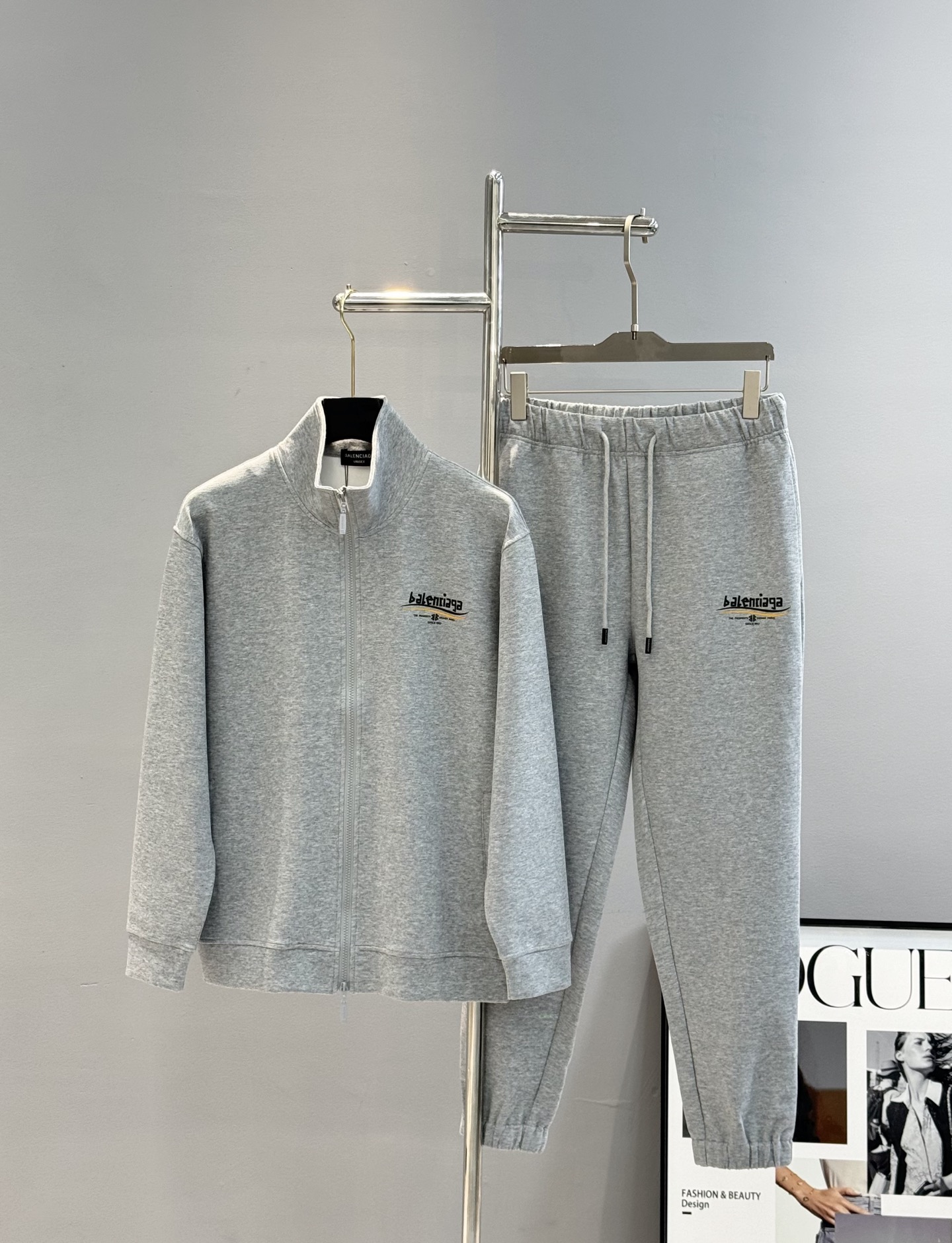 NO:464877,Jacket Pants Balenciag*Balenciag* 2025s new casual Tennis Set!  Can be purchased separately. Counter synchronization!  The details are exquisite and high-end, and the brand logo is full of high-end graphics. The exquisite graphics are fashionable and fashionable on the chest and under the pockets of the pants. The brand letters and patterns on the back of the top!  Recommended basic models!  The trouser legs are more youthful and energetic. The back of the top is customized with high-end 100% silk fabric. The upper body is crisp and stylish, comfortable and not tight. The customized original metal logo zipper is very classy and clean and neat. The top is slightly loose and comfortable. It is full of urban style, and it is good to wear it. It is the first choice for high-end fashion and fashionable people. The upper body effect is super good!  Color gray, white, black, code number M-3XL (/145 jin recommended L), balenciaga, balenciaga, jackets & coats, alexander wang19860909外套 裤子 Balenciag*巴黎世家2025s新款休闲天丝套装！可分开购买.专柜同步！细节精致高级,品牌logo图形高级感满满.衣身胸口及裤子兜口下方精致图形时尚潮流.上衣后背品牌字母花型设计！基础款推荐！裤脚收口设计更显年轻活力,上衣后背定制高端百分百天丝面料,上身挺括有型,舒适不紧绷.定制原版金属logo拉链非常有档次,干净利落的剪裁.上衣微宽松舒适满满.都市风十足,穿上心情就好,高端潮流时尚人士首选,上身效果超级好看！颜色灰色.白色.黑色.码数M-3XL（/145斤建议L）,,balenciaga,balenciaga,jackets & coats,alexander wang,Men's clothing