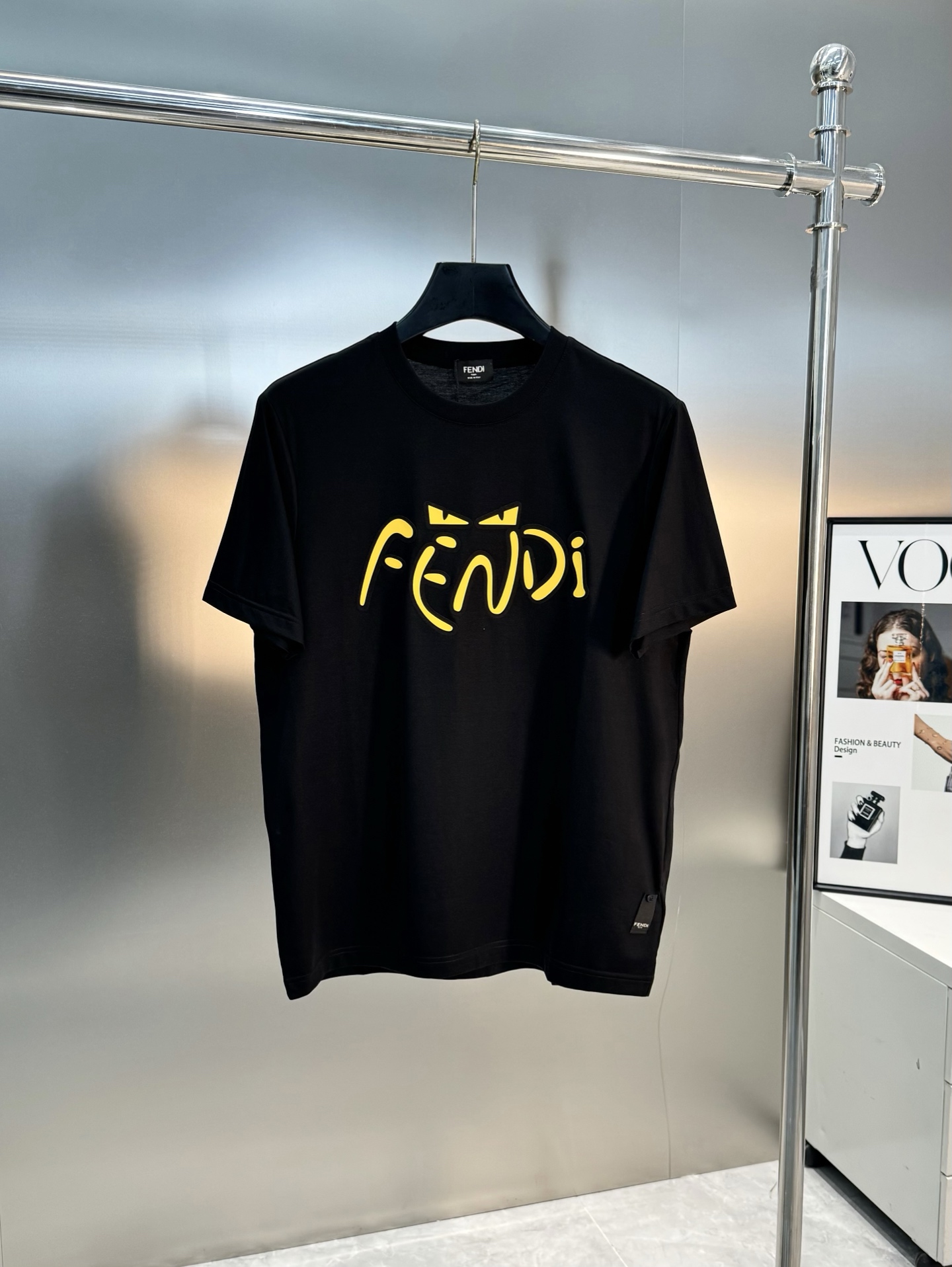 
        小怪兽！炸裂的代码。FEND*芬-迪25S春夏新款圆领T恤.经典小怪兽辨识度鲜明超级走