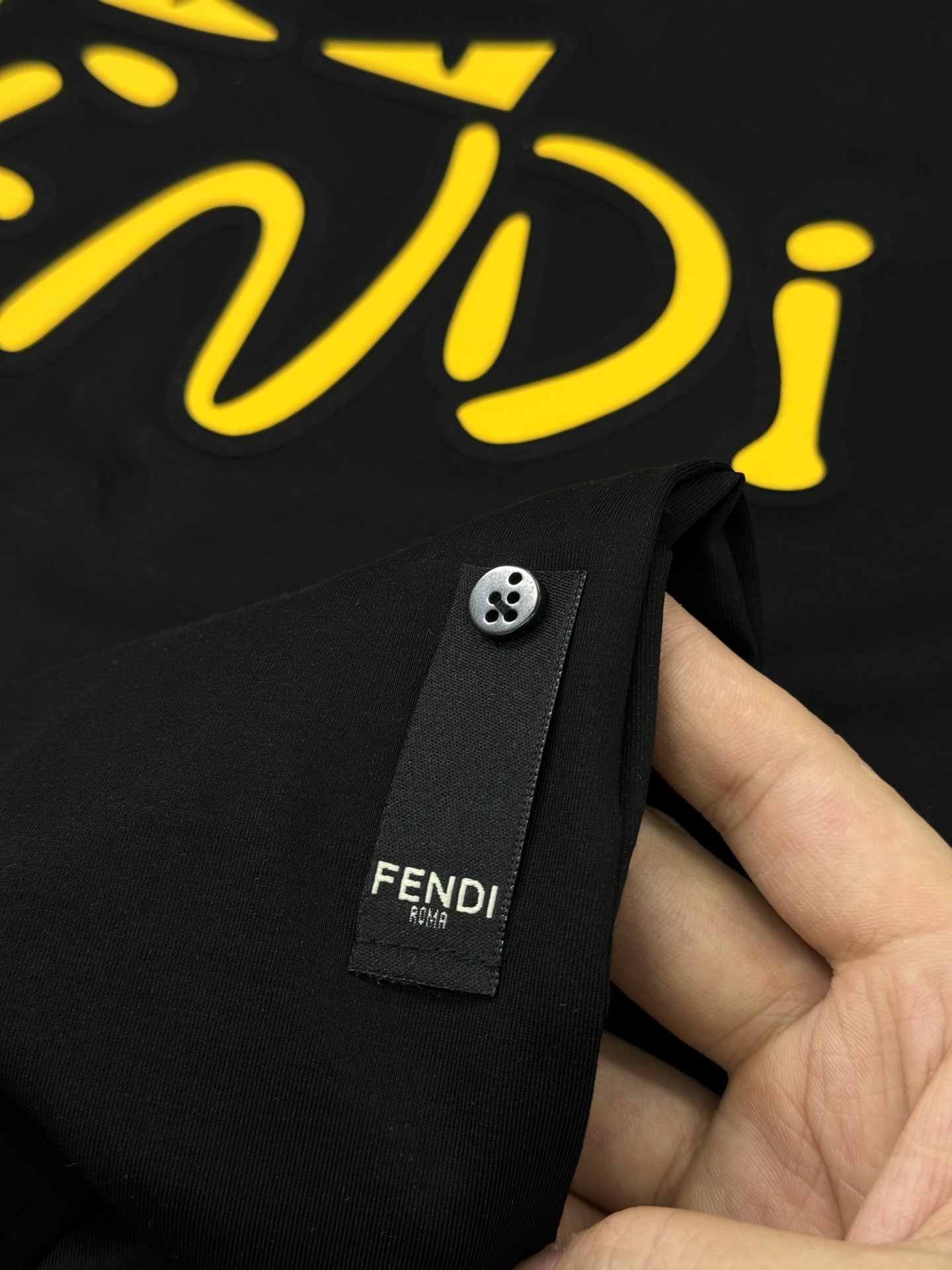 
        小怪兽！炸裂的代码。FEND*芬-迪25S春夏新款圆领T恤.经典小怪兽辨识度鲜明超级走