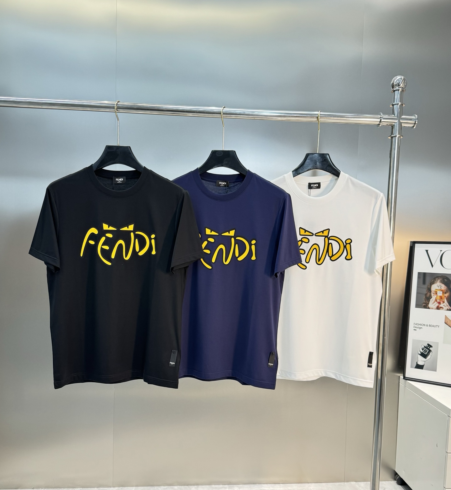 
        小怪兽！炸裂的代码。FEND*芬-迪25S春夏新款圆领T恤.经典小怪兽辨识度鲜明超级走