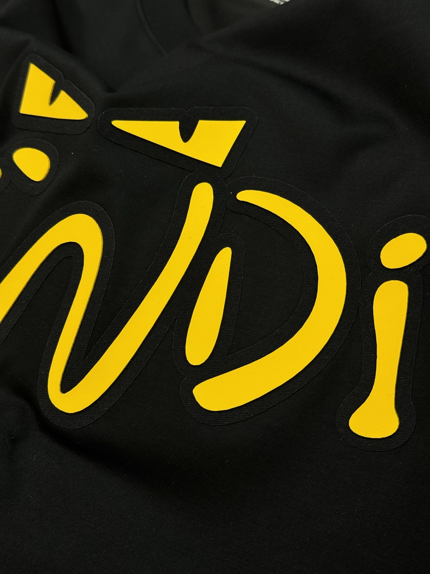 
        小怪兽！炸裂的代码。FEND*芬-迪25S春夏新款圆领T恤.经典小怪兽辨识度鲜明超级走