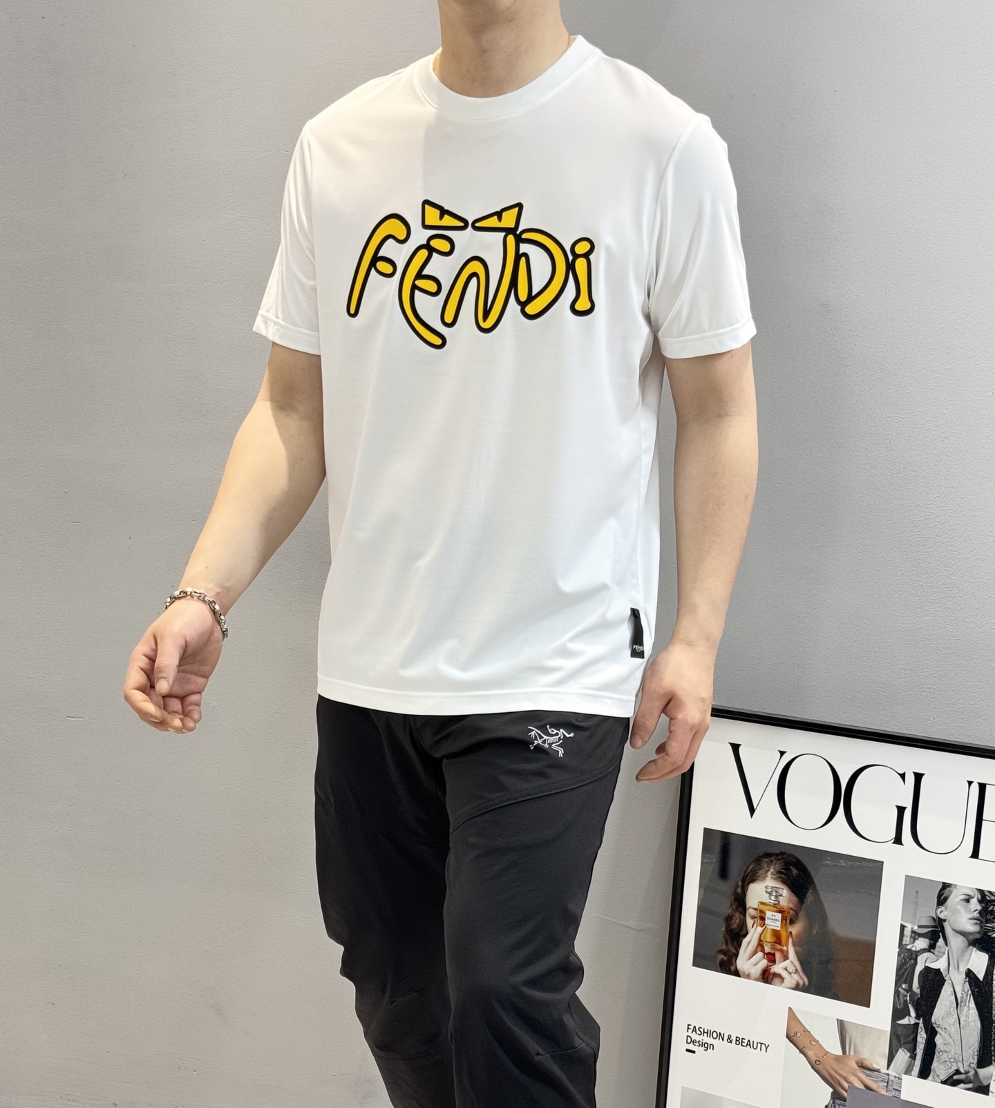 
        小怪兽！炸裂的代码。FEND*芬-迪25S春夏新款圆领T恤.经典小怪兽辨识度鲜明超级走