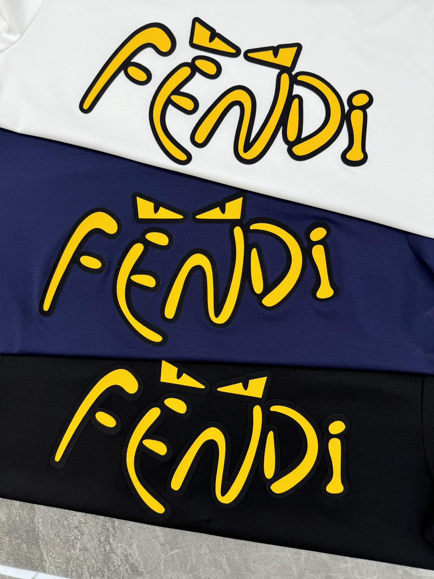 
        小怪兽！炸裂的代码。FEND*芬-迪25S春夏新款圆领T恤.经典小怪兽辨识度鲜明超级走