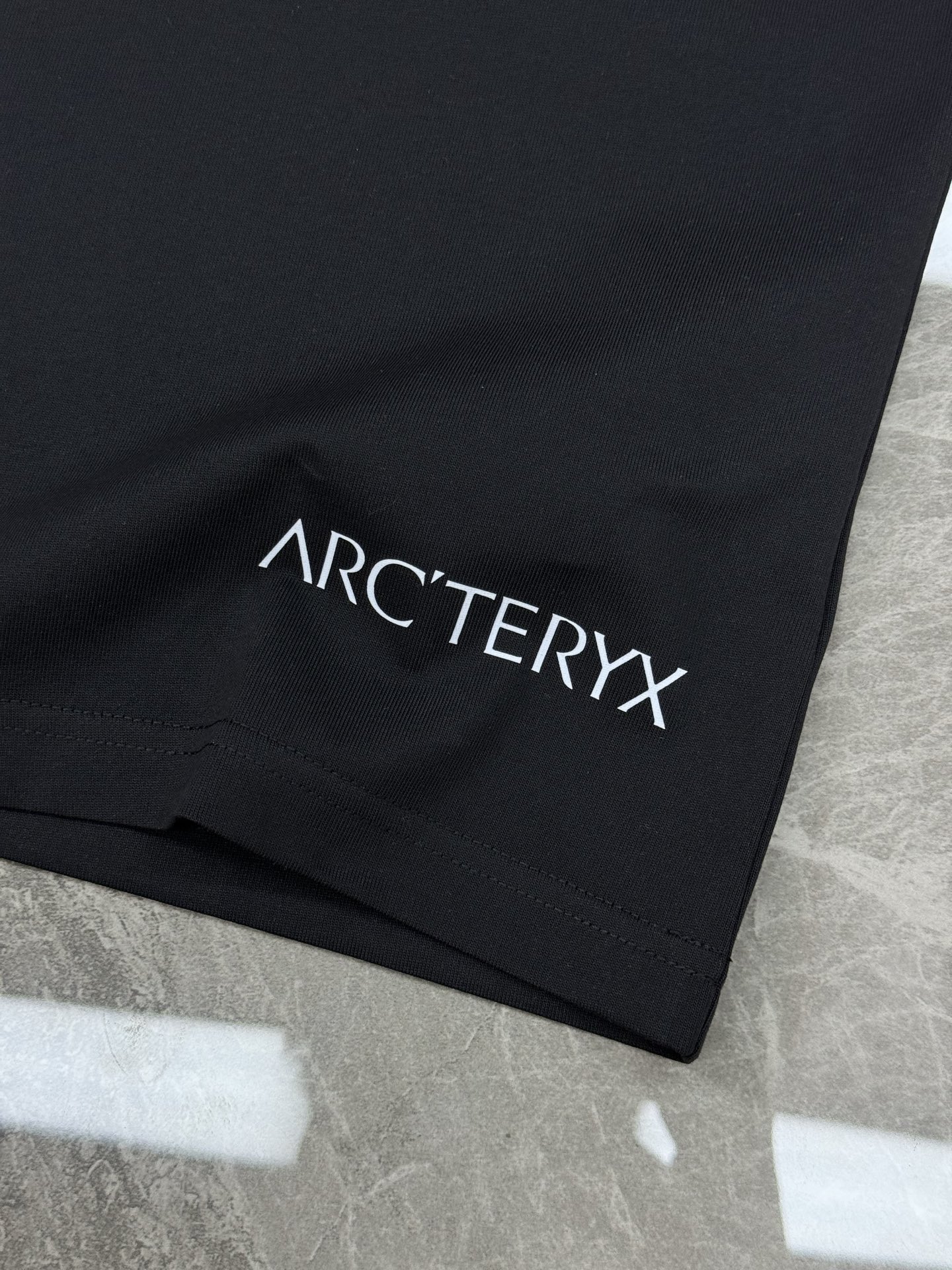 
ARC'TERY*始祖-鸟25S新款圆领短袖T恤，下摆基础款字母净版设计.后背色彩鸟高温烫画.此款短T