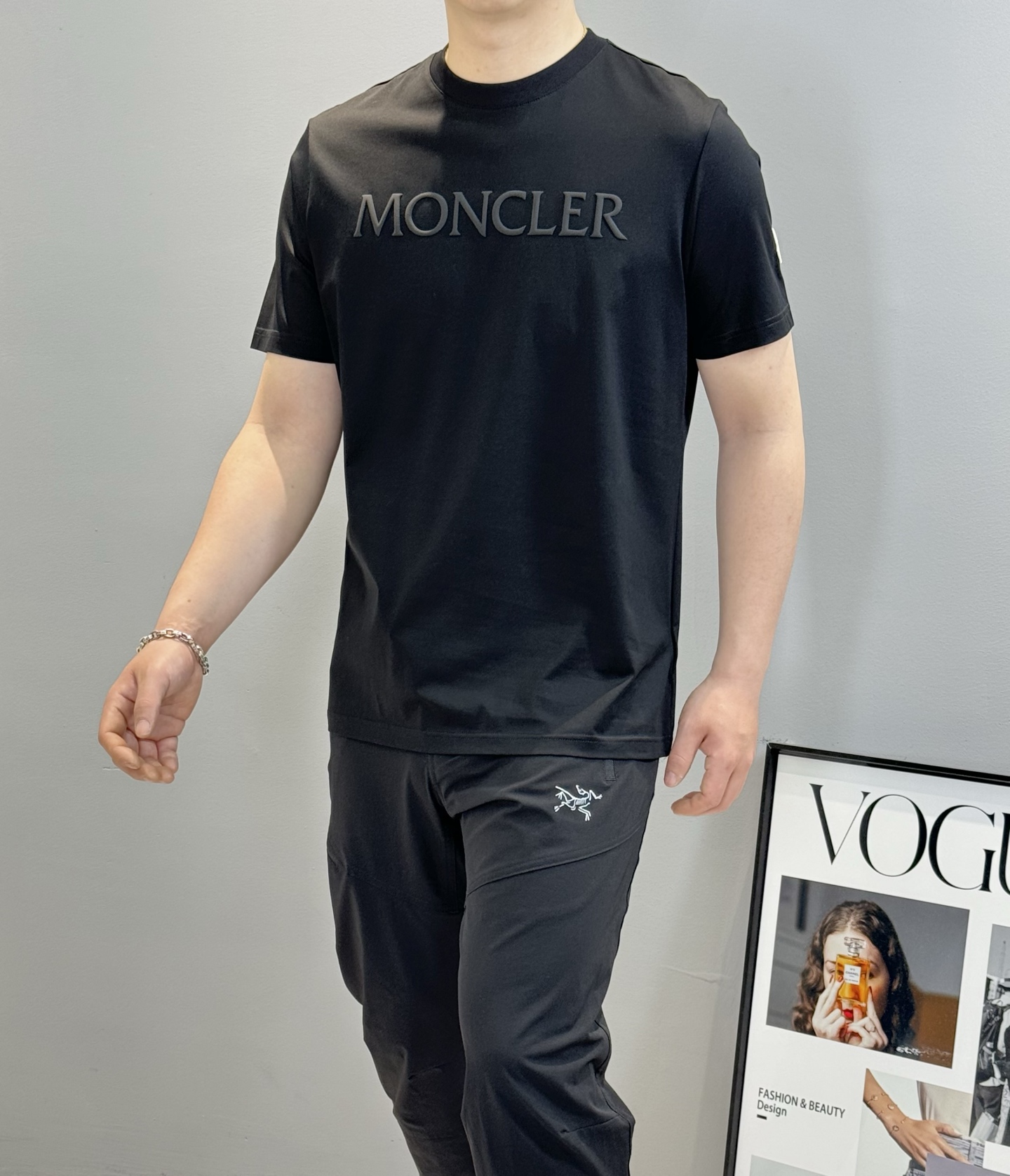 NO:464873,MONCL Meng*25s new round neck T-shirt. Produced by OEM!  !  This base shirt is framed with the basic style. The chest is made of foam three-dimensional perm painting technology, and the cuffs are matched with a classic hat. The details play a crucial role in the overall matching, adding a lot of eye-catching, like the finishing touch, the pattern is very three-dimensional and stylish, and it is made of 190g mercerized cotton fabric. The upper body is comfortable and skin-friendly, cool and pleasant. The color is black and white. The number of code M-3XL (S and 4XL can be customized) slim fit style!  /145 jin suggest XL, tees, t-shirt, hats, alexander wang19860909MONCL 蒙*25s新款圆领T恤.代工出品！！此款打底衫以基础的版型为框架.胸口采用发泡立体烫画工艺,袖口搭配经典小帽子.细节为整体搭配起到至关重要的作用,增添了不少吸睛度,犹如画龙点睛般完美,图案非常立体有型,采用190g丝光棉面料,上身穿着舒适亲肤,凉爽宜人.颜色黑色.白色.码数M-3XL（S和4XL可定做）修身版型！/145斤建议XL,,tees，t-shirt,hats,alexander wang,Men's clothing