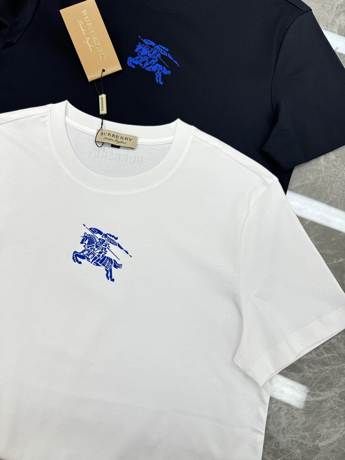   ⚜️BBR*巴宝-莉25s新款原单T.春夏来袭～轻熟男最爱款式！非常都市风～胸口经典战马立体烫画工艺
