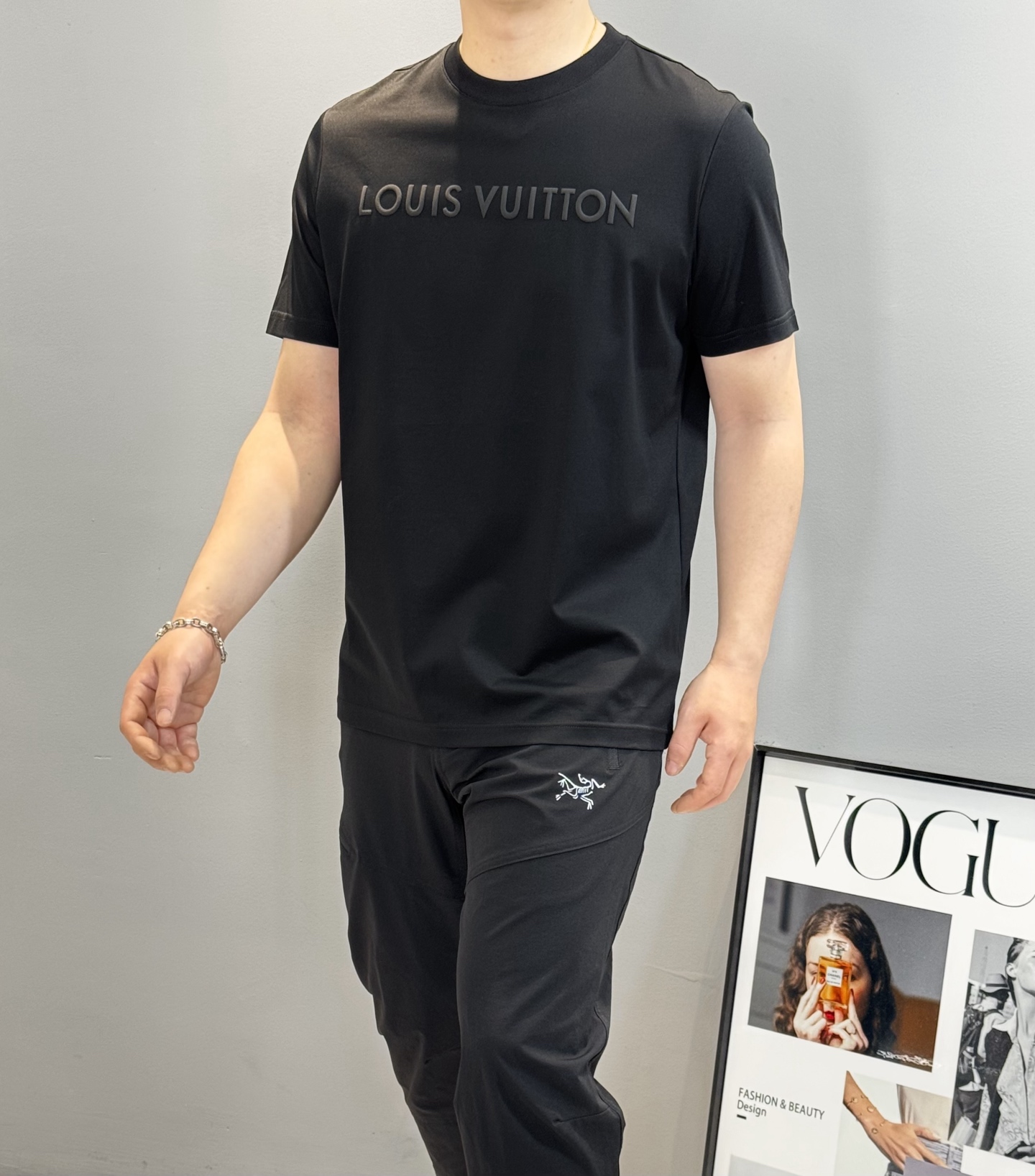 NO:464866,Donkey brand *25s new round neck short-sleeved T-shirt. The 3D three-dimensional letter foaming technology design on the chest. The short-sleeved style is extremely outstanding. It is a short-sleeved style that is both excellent in appearance and fabric craftsmanship. It is cherished and cherished. The chest size is just right. It brings the mature, elegant and capable route to the extreme, both solemn and harmonious!  It is preferred to have 190g mercerated cotton fabric. The texture is delicate, exquisite and high-end, with excellent comfort and breathability!  The details are exquisite and outstanding, the most important thing is!  Recommended to buy!  Color white. Black. Slim fit M-3XL!  (S and 4XL can be customized)/145 jin recommended L, louis vuitton, T-shirt, tees, t-shirt, alexander wang19860909驴牌*25s新款圆领短袖T恤.胸前3D立体字母发泡工艺设计.品相与面料工艺都极为拔尖的一款短袖,且遇且珍惜.胸口尺寸恰到好处.将轻熟优雅干练的路线发挥到极致,亦庄亦谐！优选190g丝光棉面料.肌理构造细腻精致高级,舒适性与透气性绝佳！细节精致出挑,最关键是！推荐入手！颜色白色.黑色. 码数M-3XL修身版型！（S和4XL可定做）/145斤建议L,,louis vuitton,T-shirt,tees，t-shirt,alexander wang,Men's clothing